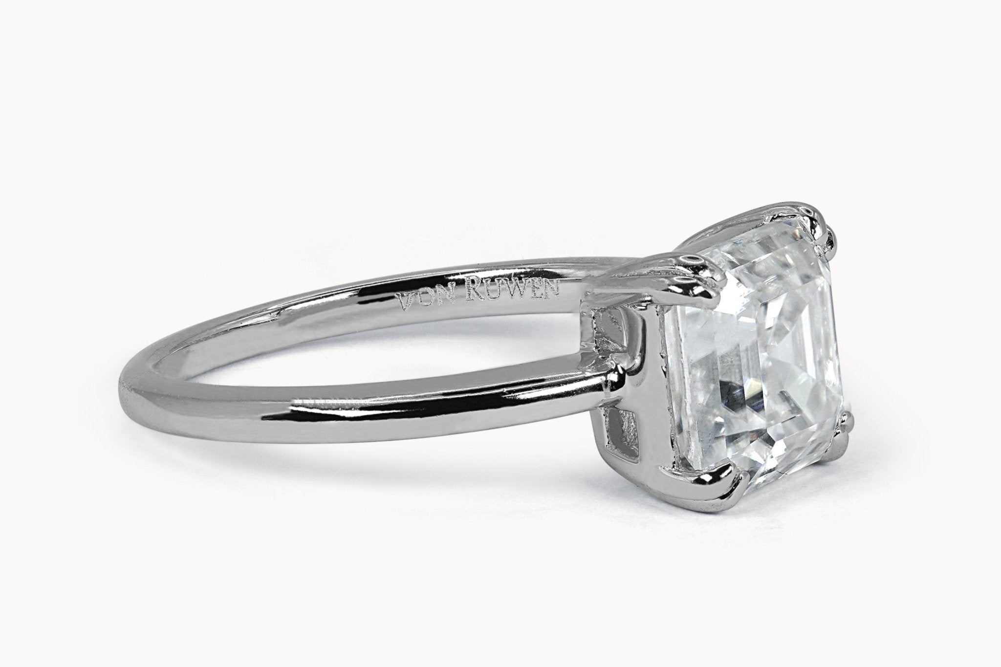 Asscher Solitaire Ring – Hochwertiger Schmuck: Ring mit Lab Grown Diamant in 18K Gelbgold von VON RUWEN GmbH
