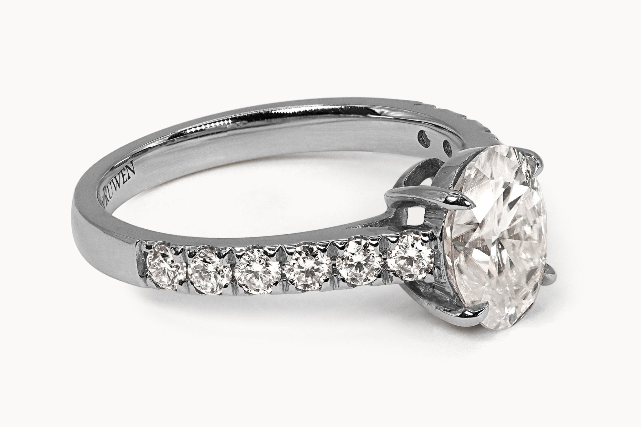 Aurelia's Sparkle Ring – Hochwertiger Schmuck: Ring mit Lab Grown Diamant in 18K Gelbgold von VON RUWEN GmbH