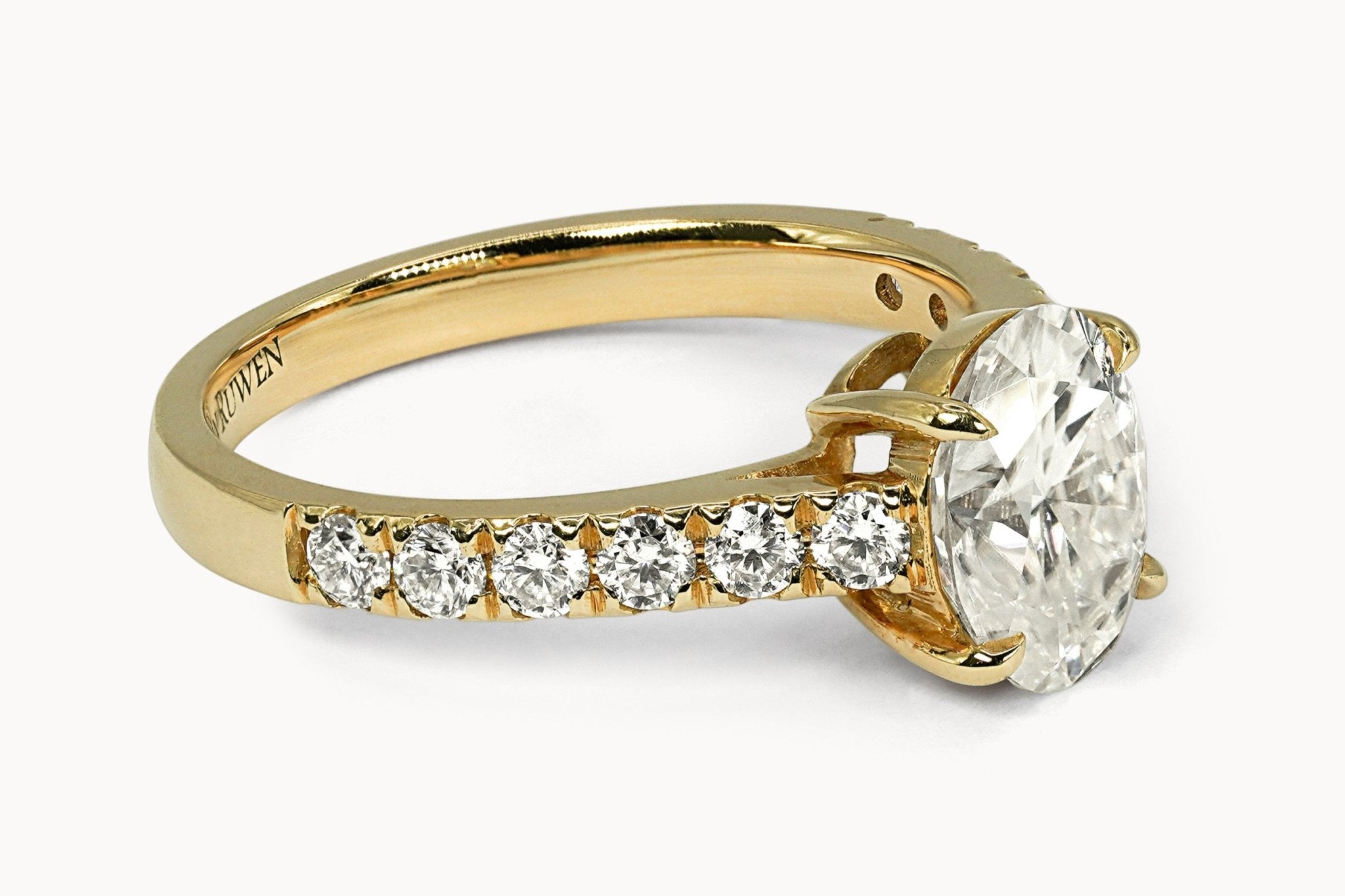 Aurelia's Sparkle Ring – Hochwertiger Schmuck: Ring mit Lab Grown Diamant in 18K Gelbgold von VON RUWEN GmbH