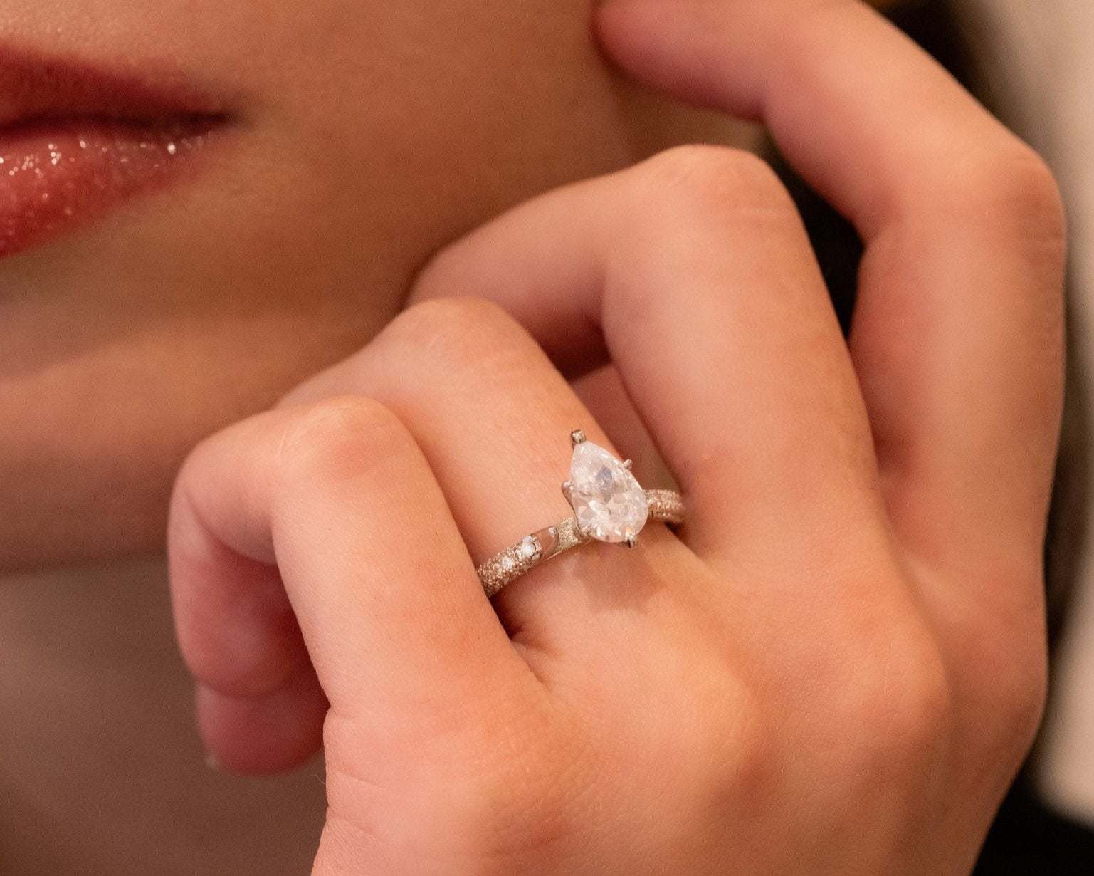 Aurora Ring – Hochwertiger Schmuck: Ring mit Lab Grown Diamant in 18K Gelbgold von VON RUWEN GmbH