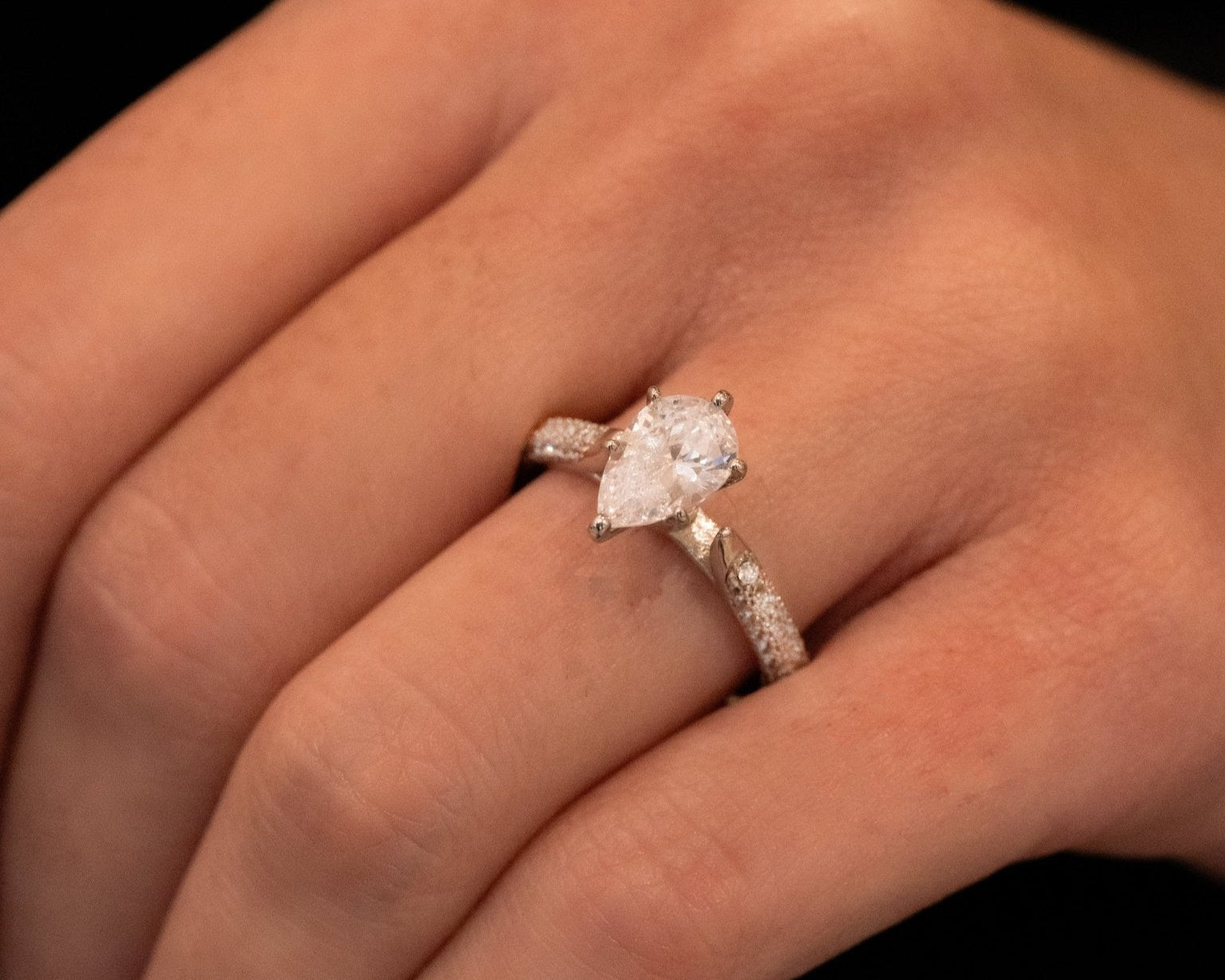 Aurora Ring – Hochwertiger Schmuck: Ring mit Lab Grown Diamant in 18K Gelbgold von VON RUWEN GmbH