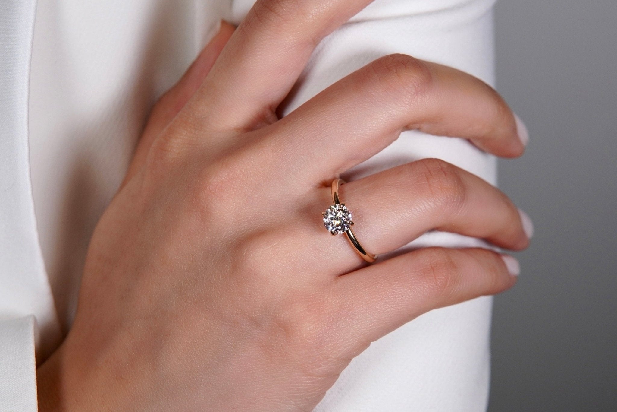 Brillant Solitaire Ring – Hochwertiger Schmuck: Ring mit Lab Grown Diamant in 18K Gelbgold von VON RUWEN GmbH