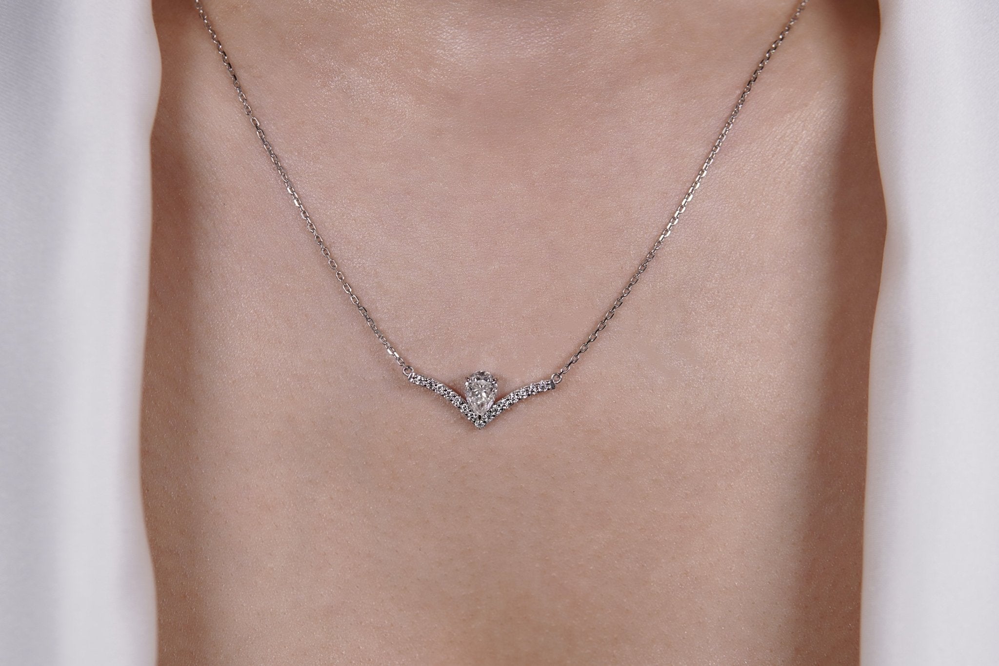 Chevron Spark Halskette – Hochwertiger Schmuck: Halskette mit Lab Grown Diamant in 14K Gelbgold von VON RUWEN GmbH