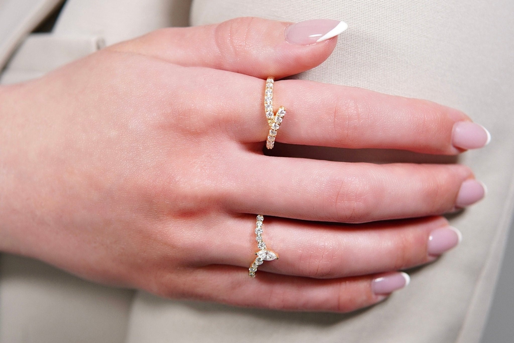 Crossroads Ring – Hochwertiger Schmuck: Ring mit Lab Grown Diamant in 14K Gelbgold von VON RUWEN GmbH