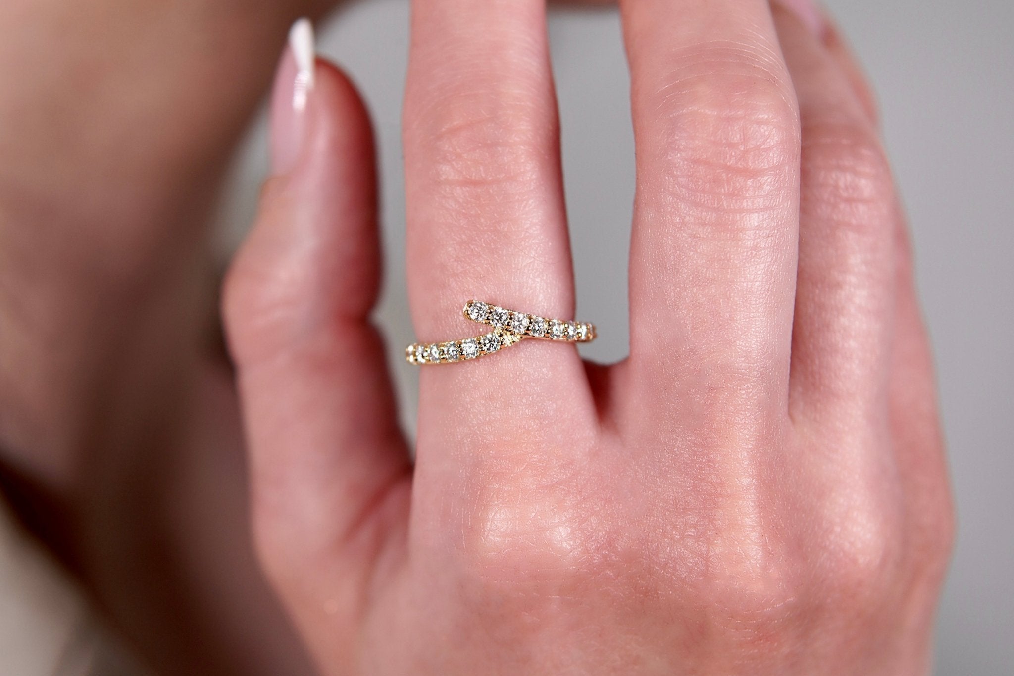 Crossroads Ring – Hochwertiger Schmuck: Ring mit Lab Grown Diamant in 14K Gelbgold von VON RUWEN GmbH