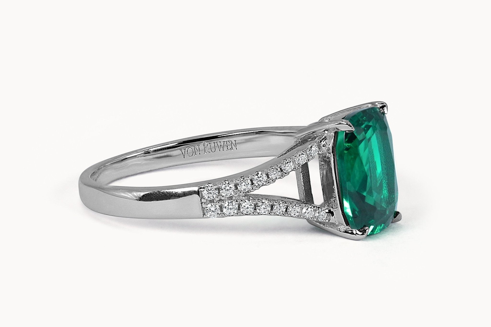 Cushion Charm Ring – Hochwertiger Schmuck: Ring mit Smaragd in 14K Gelbgold von VON RUWEN GmbH