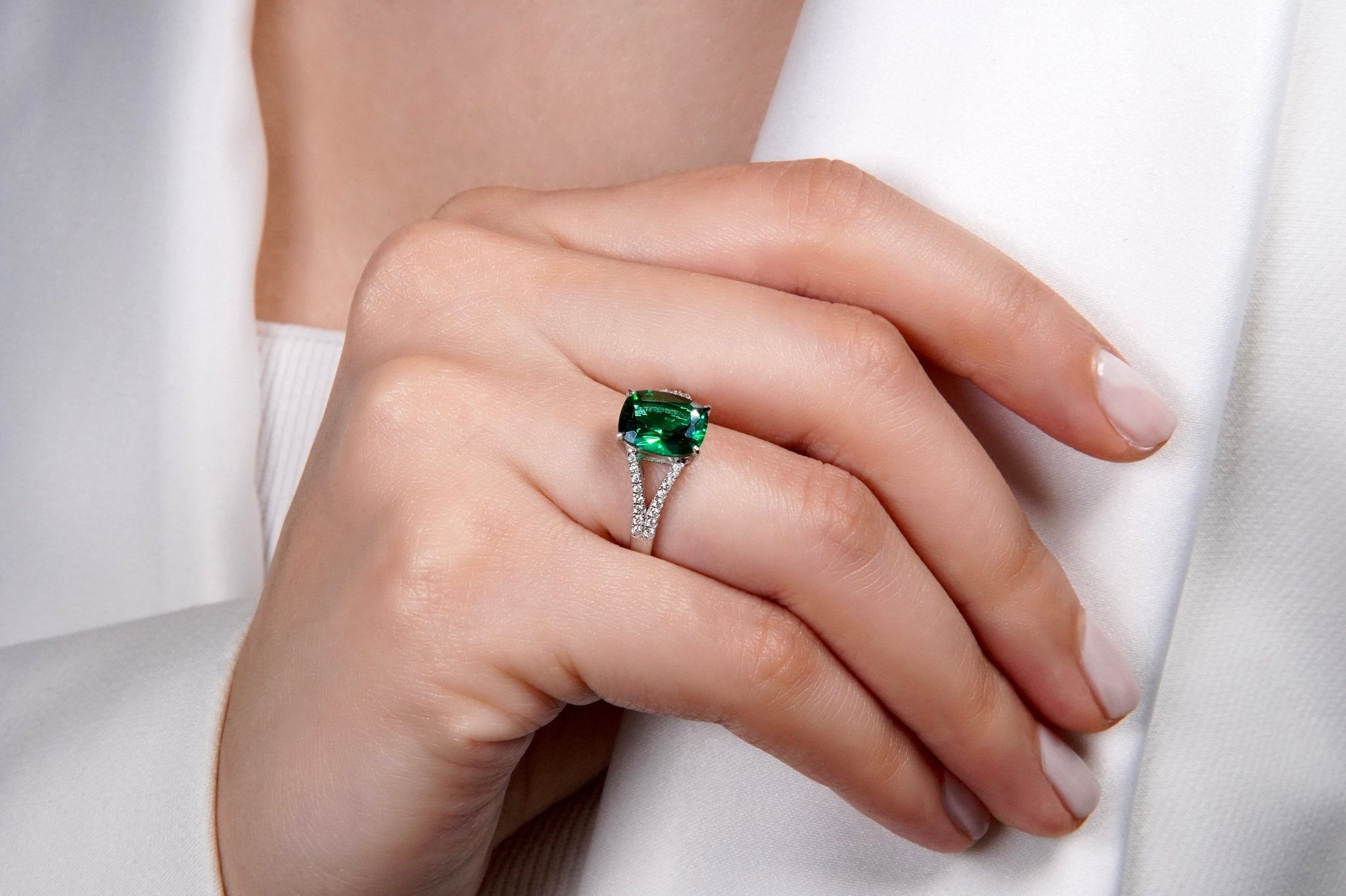 Cushion Charm Ring – Hochwertiger Schmuck: Ring mit Smaragd in 14K Gelbgold von VON RUWEN GmbH