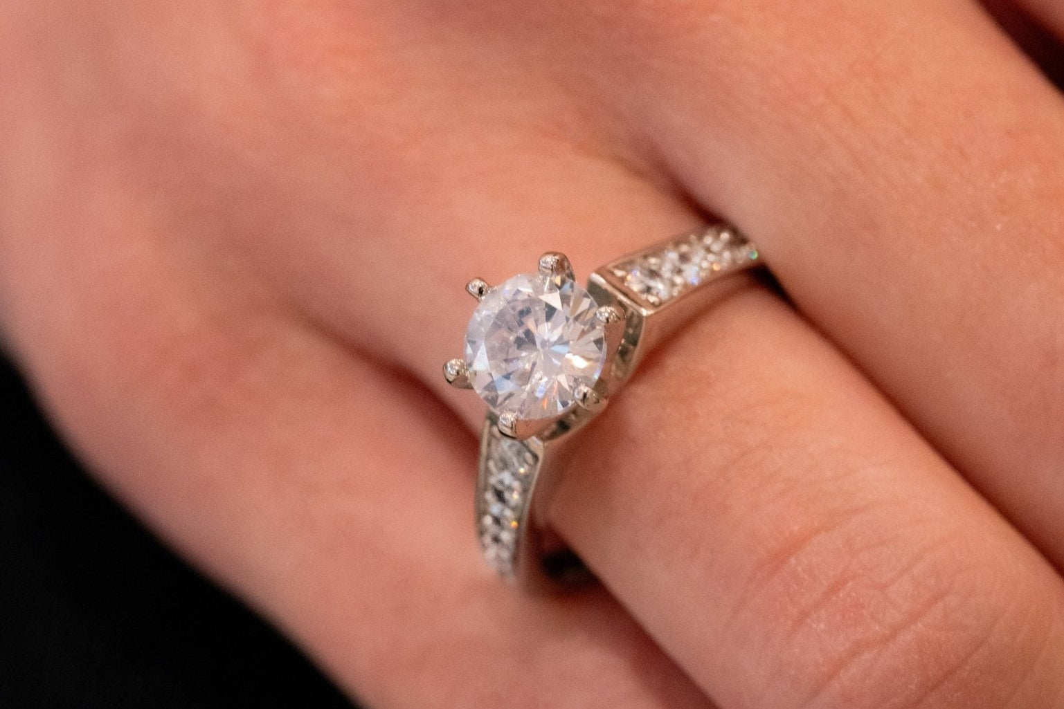 Eclipse Ring – Hochwertiger Schmuck: Ring mit Lab Grown Diamant in 18K Gelbgold von VON RUWEN GmbH