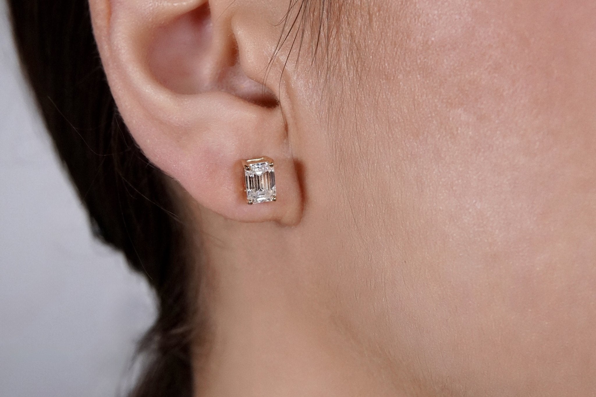 Emerald Ohrstecker – Hochwertiger Schmuck: Ohrstecker mit Lab Grown Diamant in 14K Gelbgold von VON RUWEN GmbH