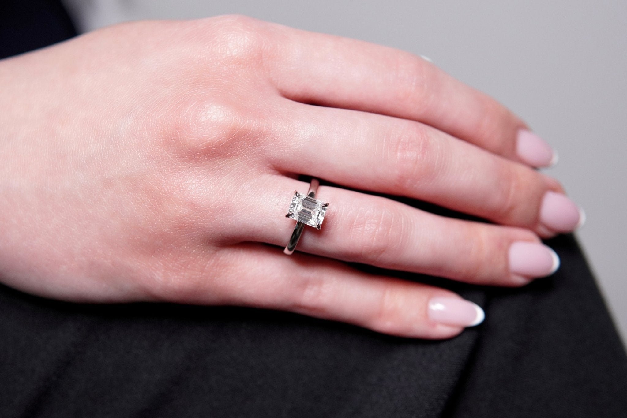Emerald Solitaire Ring – Hochwertiger Schmuck: Ring mit Lab Grown Diamant in 18K Gelbgold von VON RUWEN GmbH