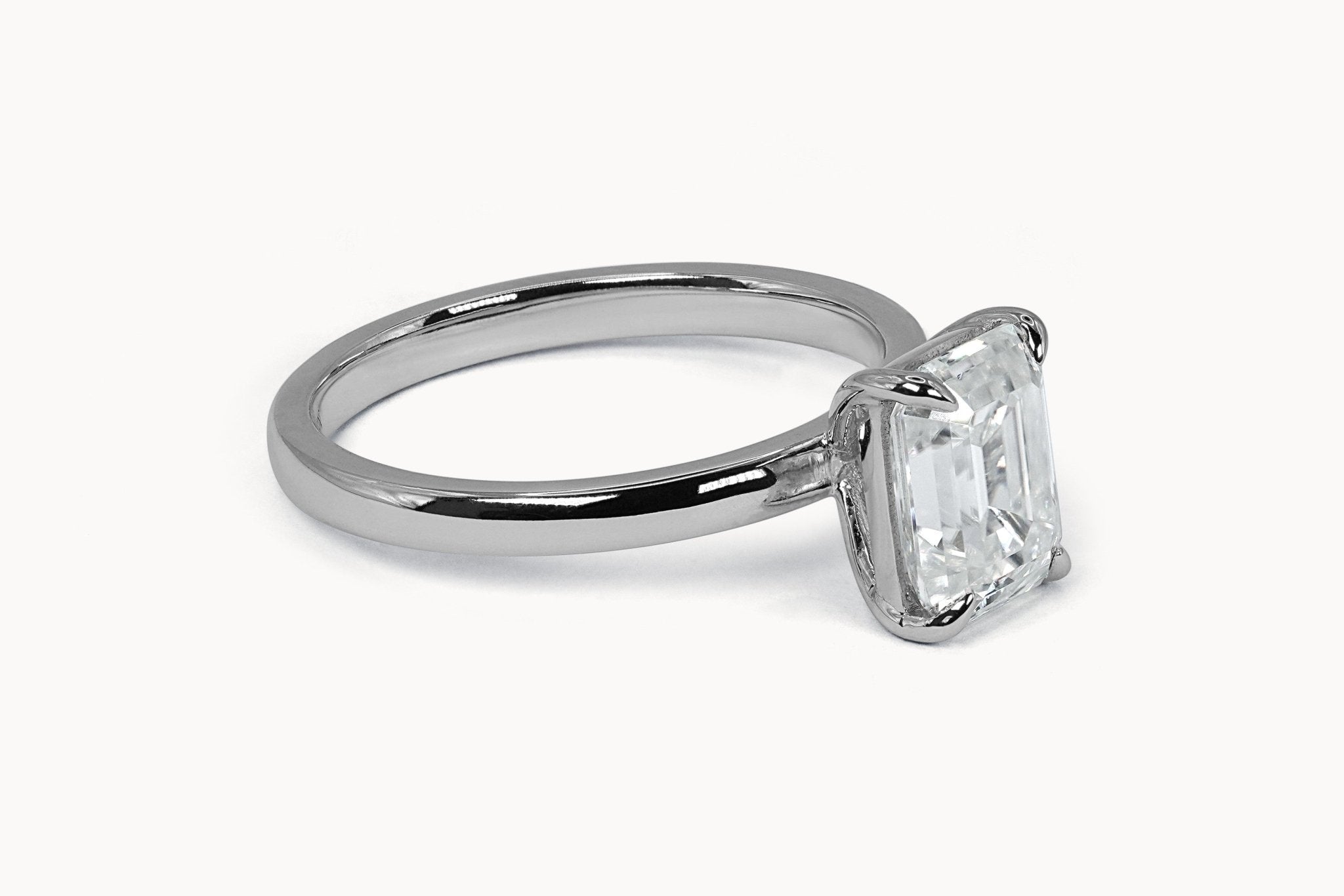 Emerald Solitaire Ring – Hochwertiger Schmuck: Ring mit Lab Grown Diamant in 18K Gelbgold von VON RUWEN GmbH