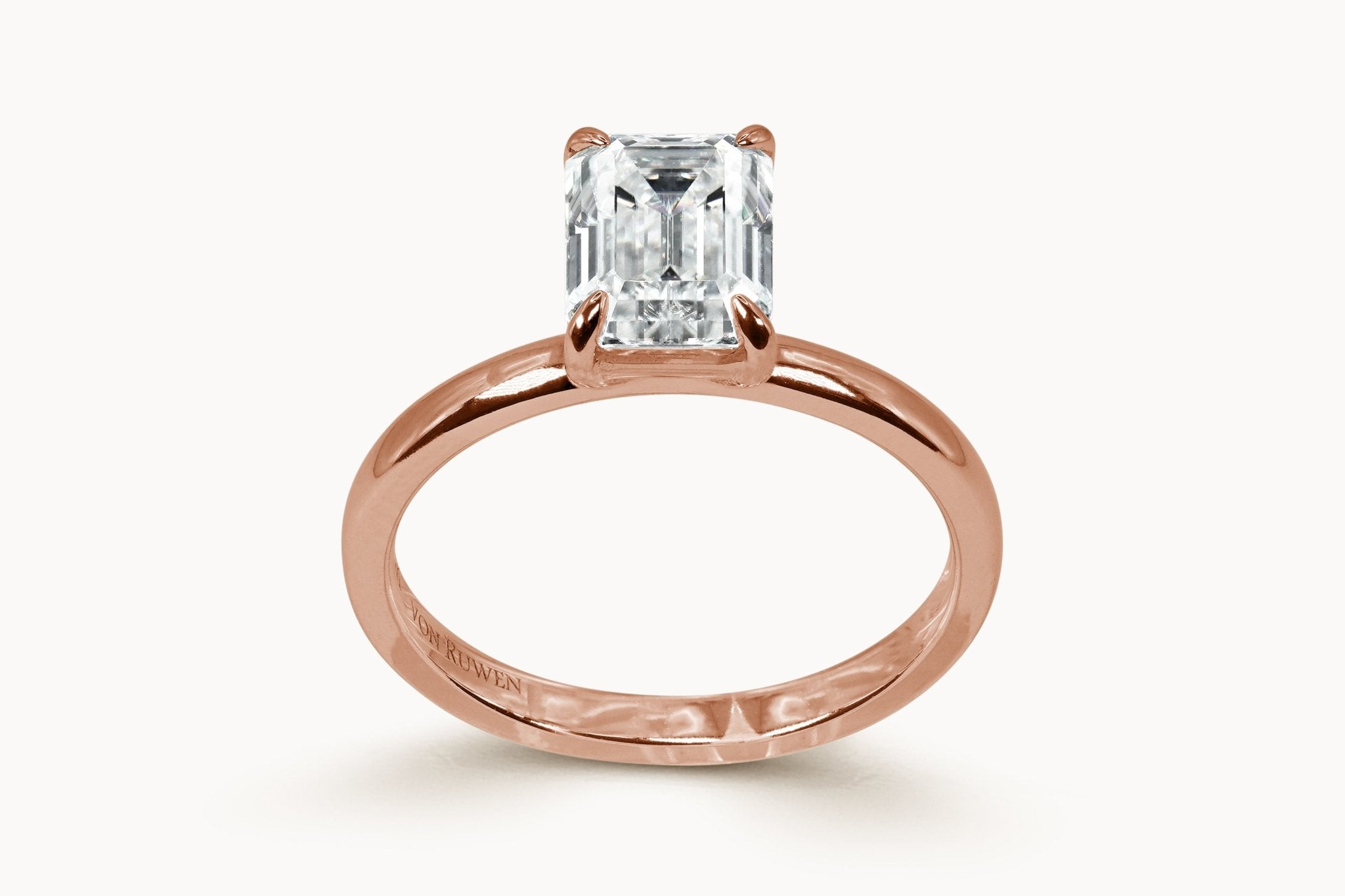 Emerald Solitaire Ring – Hochwertiger Schmuck: Ring mit Lab Grown Diamant in 18K Gelbgold von VON RUWEN GmbH