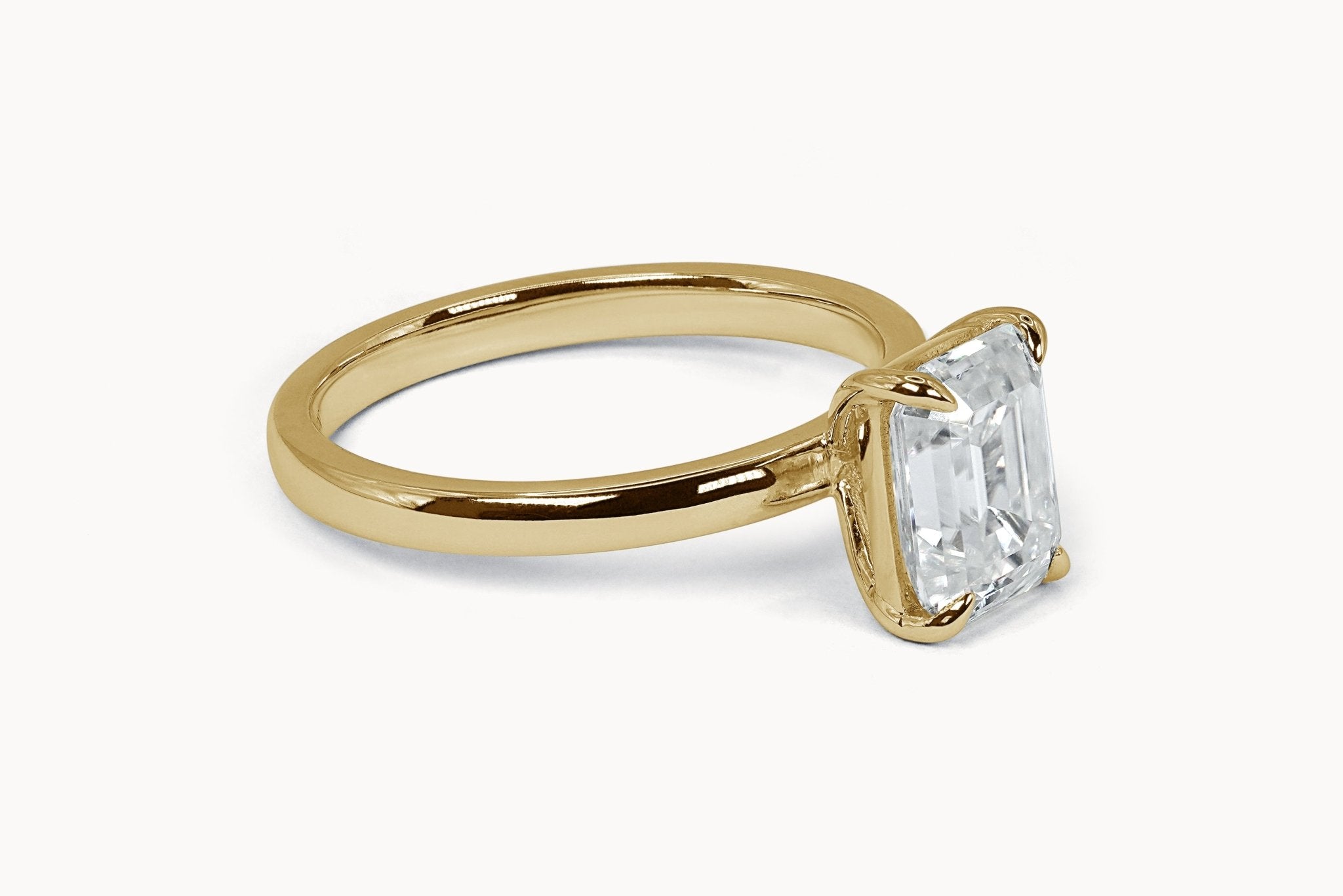 Emerald Solitaire Ring – Hochwertiger Schmuck: Ring mit Lab Grown Diamant in 18K Gelbgold von VON RUWEN GmbH
