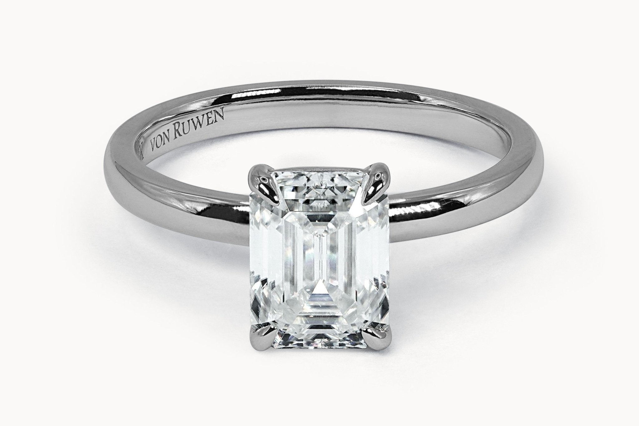 Emerald Solitaire Ring – Hochwertiger Schmuck: Ring mit Lab Grown Diamant in 18K Gelbgold von VON RUWEN GmbH