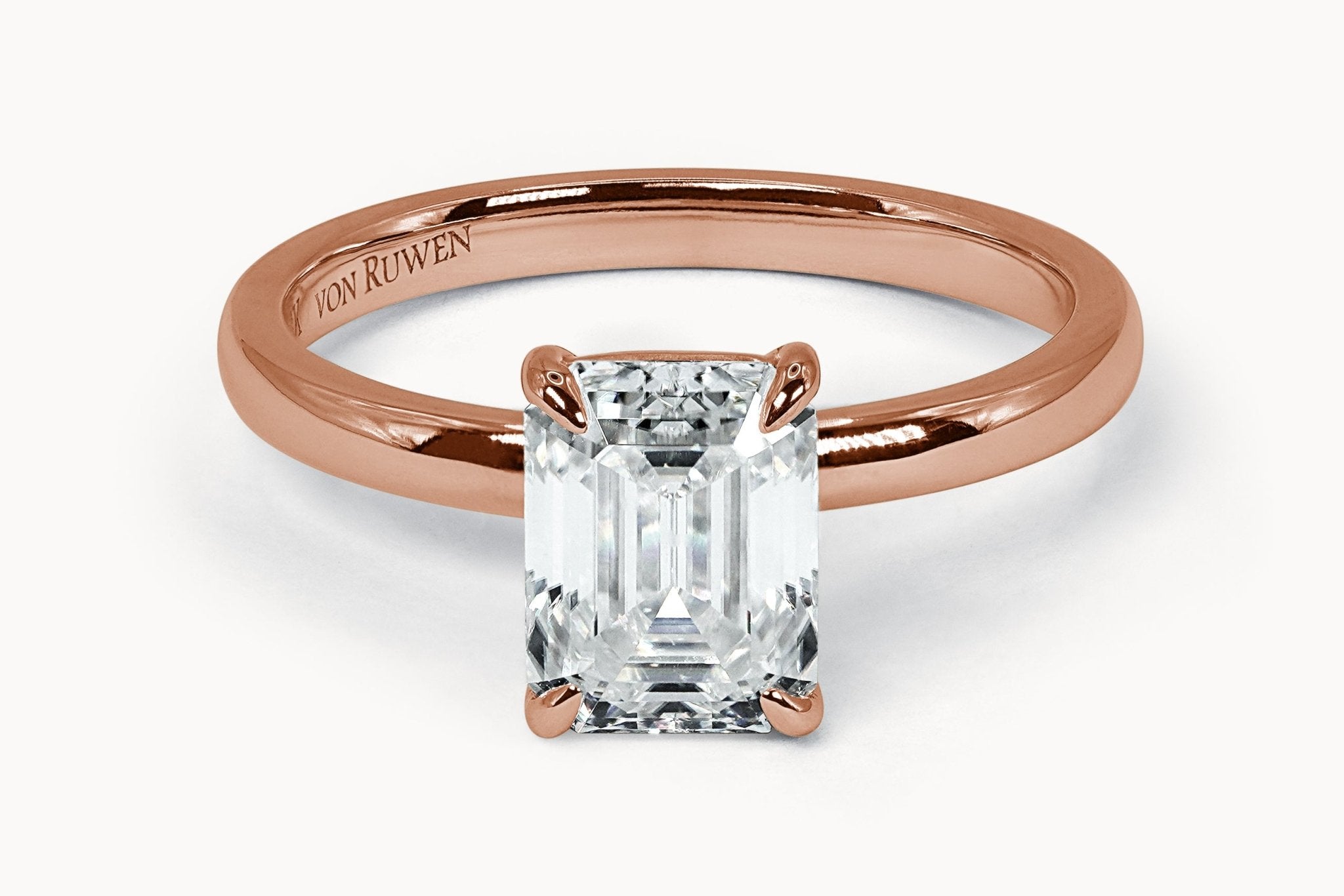 Emerald Solitaire Ring – Hochwertiger Schmuck: Ring mit Lab Grown Diamant in 18K Gelbgold von VON RUWEN GmbH