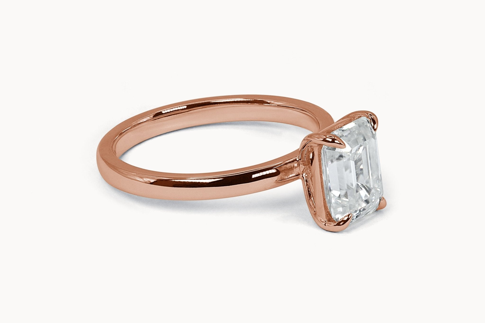Emerald Solitaire Ring – Hochwertiger Schmuck: Ring mit Lab Grown Diamant in 18K Gelbgold von VON RUWEN GmbH