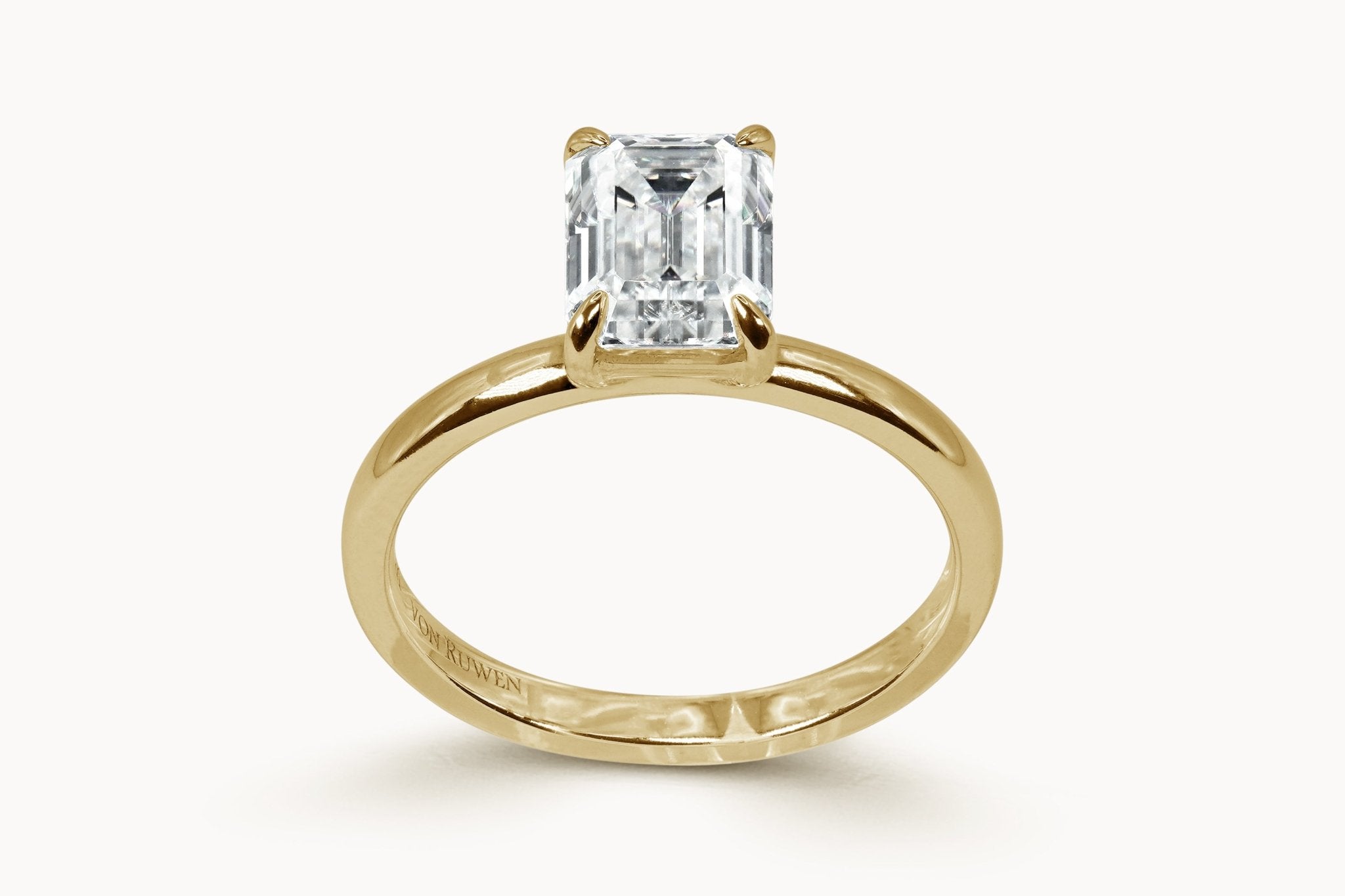 Emerald Solitaire Ring – Hochwertiger Schmuck: Ring mit Lab Grown Diamant in 18K Gelbgold von VON RUWEN GmbH