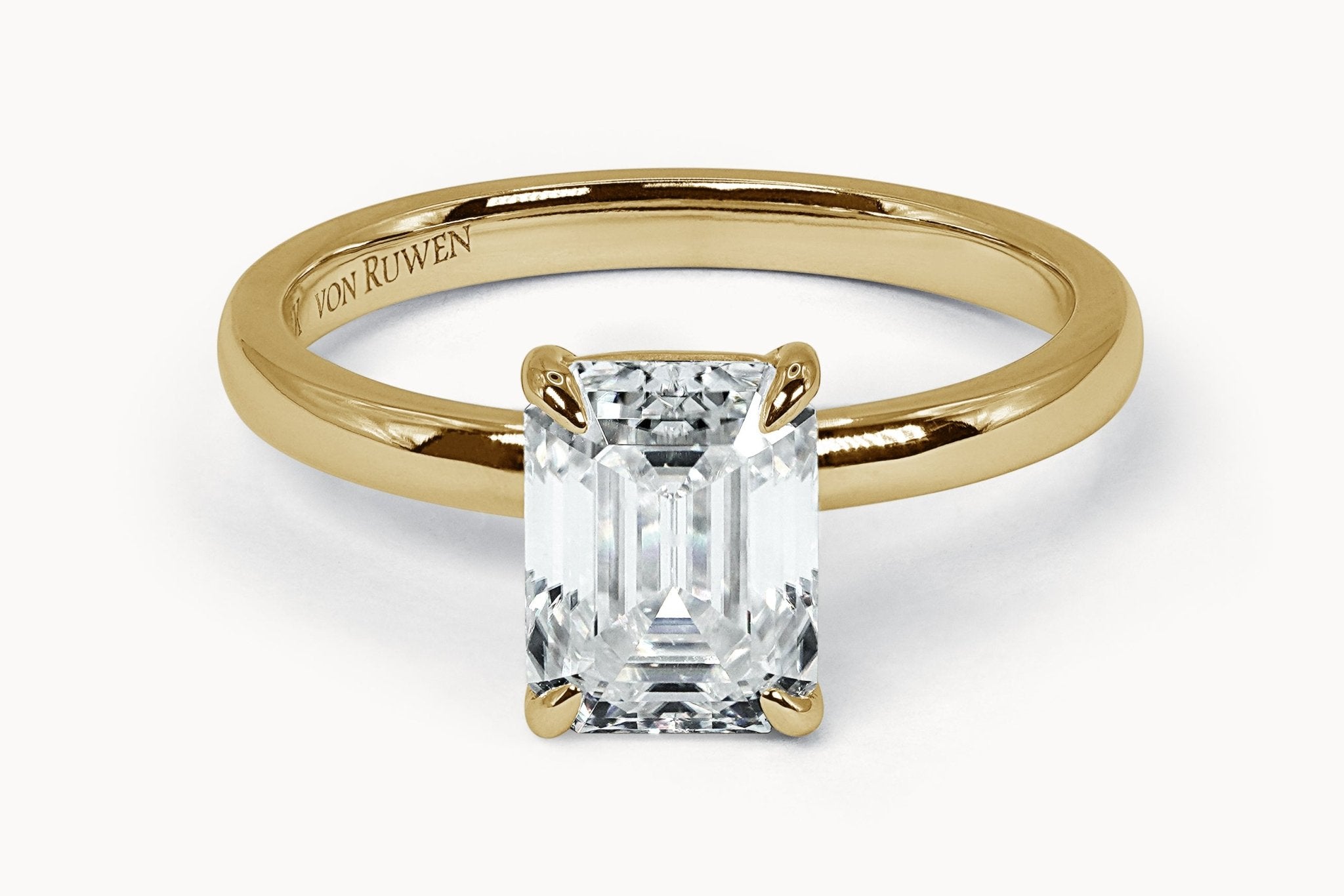 Emerald Solitaire Ring – Hochwertiger Schmuck: Ring mit Lab Grown Diamant in 18K Gelbgold von VON RUWEN GmbH