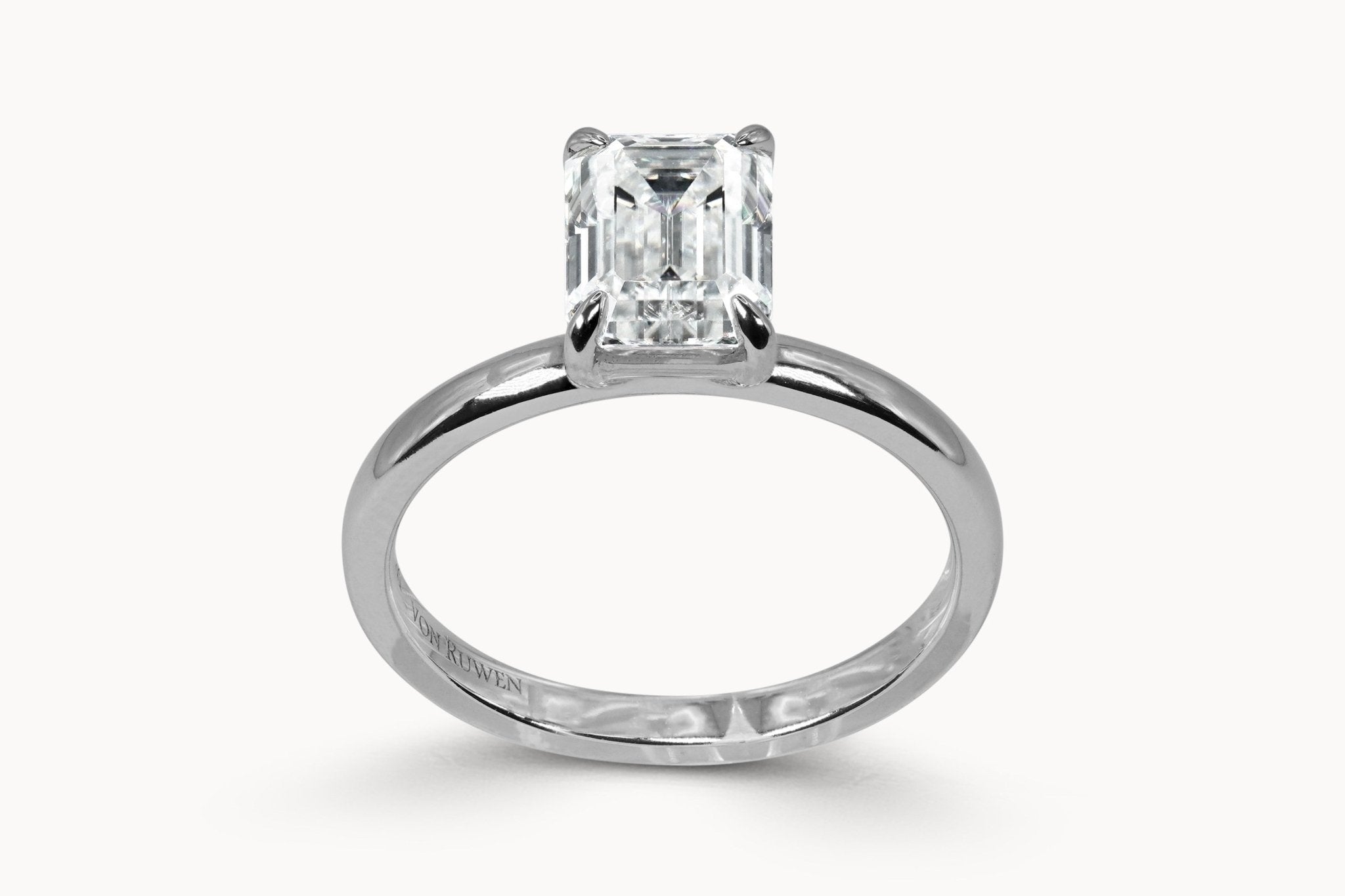 Emerald Solitaire Ring – Hochwertiger Schmuck: Ring mit Lab Grown Diamant in 18K Gelbgold von VON RUWEN GmbH