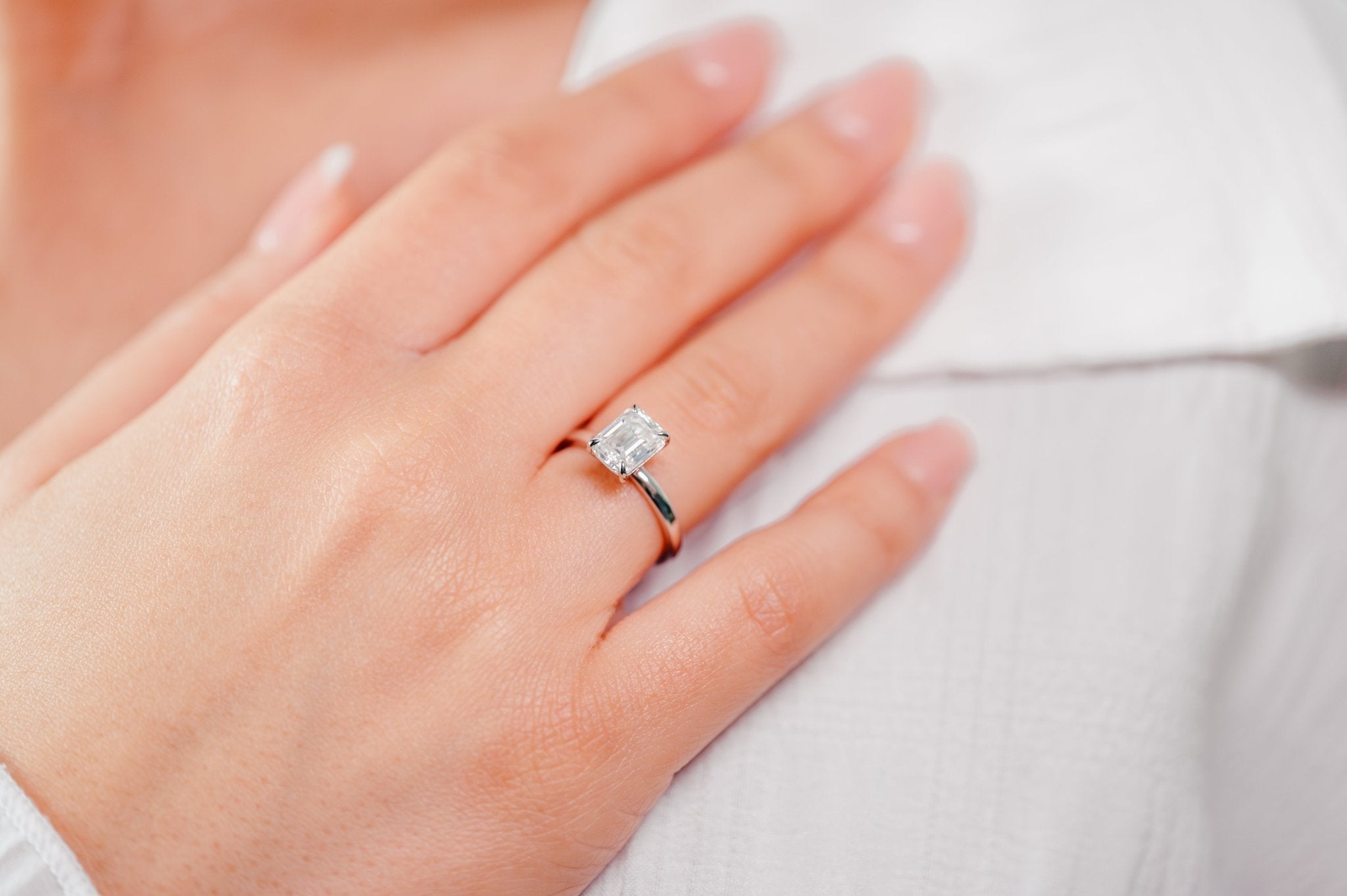 Emerald Solitaire Ring – Hochwertiger Schmuck: Ring mit Lab Grown Diamant in 18K Gelbgold von VON RUWEN GmbH