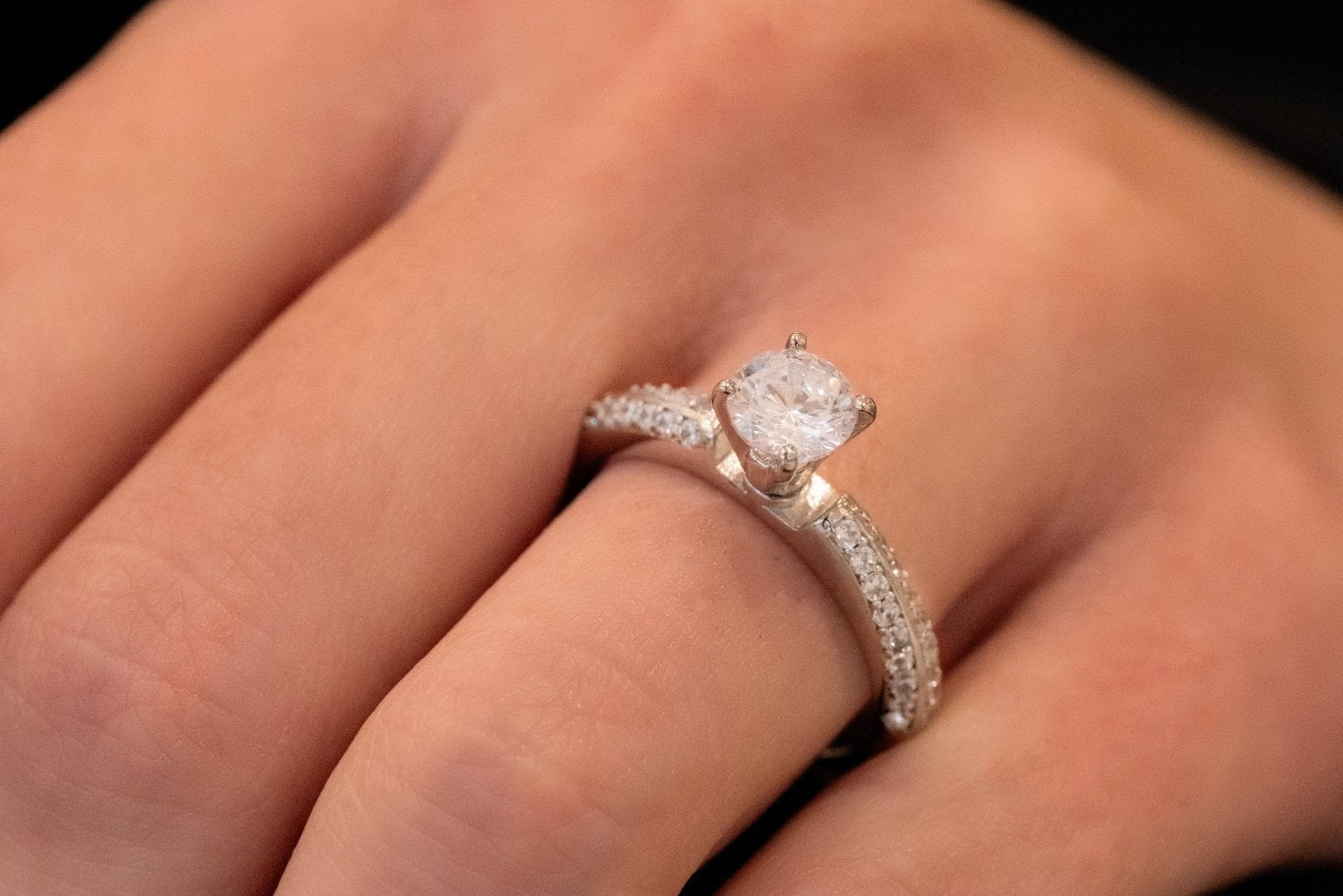 Eternal Spark Ring – Hochwertiger Schmuck: Ring mit Lab Grown Diamant in 18K Gelbgold von VON RUWEN GmbH