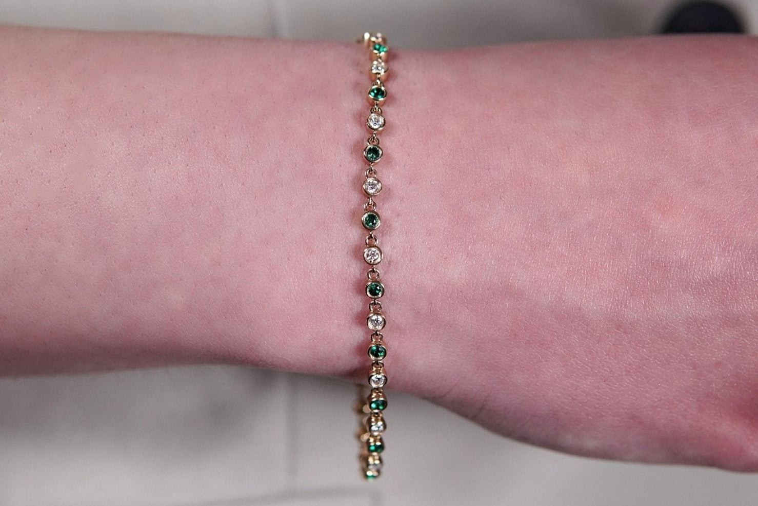 Gemstone Circle Armband – Hochwertiger Schmuck: Armband mit Smaragd & Lab Grown Diamant in 14K Gelbgold von VON RUWEN GmbH