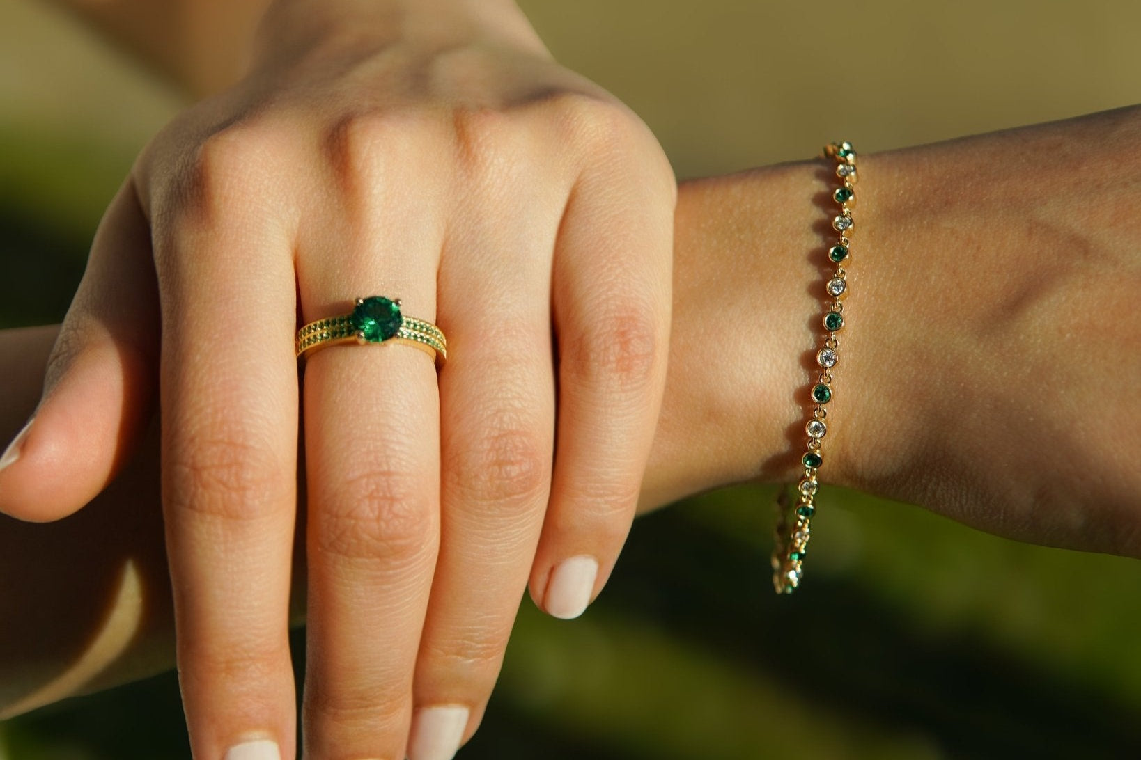 Gemstone Circle Armband – Hochwertiger Schmuck: Armband mit Smaragd & Lab Grown Diamant in 14K Gelbgold von VON RUWEN GmbH