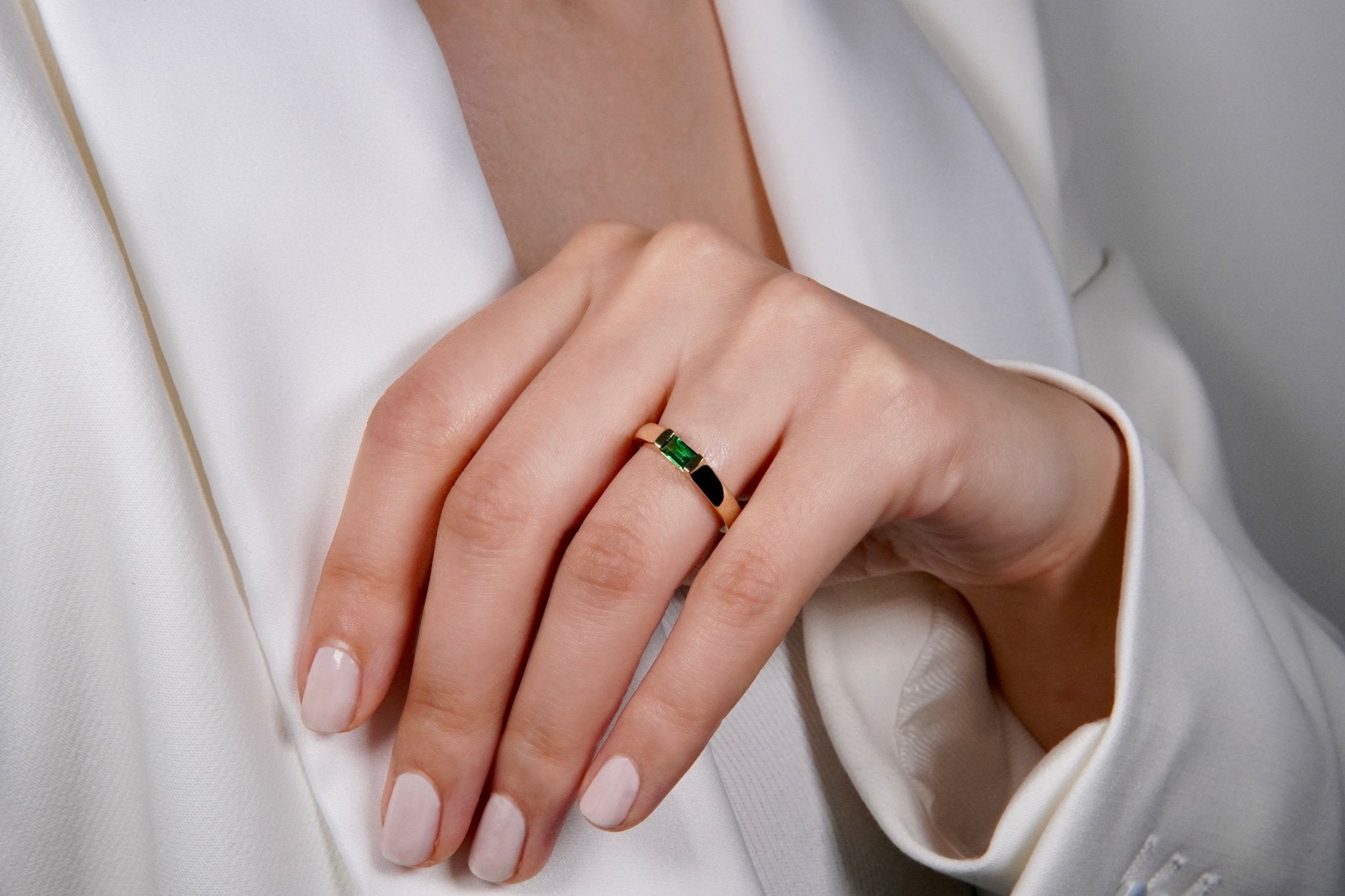 Geometric Gem Ring – Hochwertiger Schmuck: Ring mit Smaragd in 14K Gelbgold von VON RUWEN GmbH