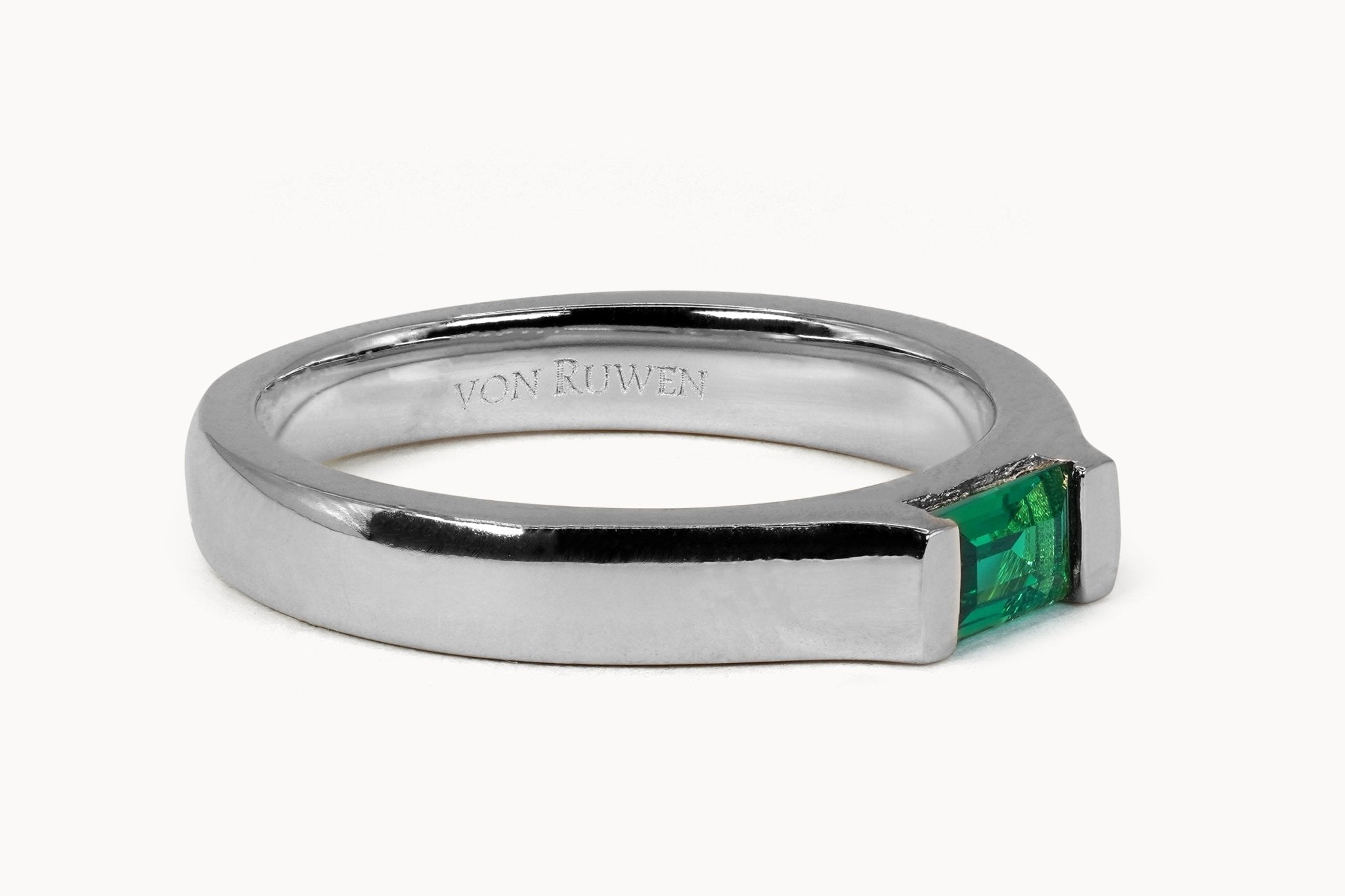 Geometric Gem Ring – Hochwertiger Schmuck: Ring mit Smaragd in 14K Gelbgold von VON RUWEN GmbH