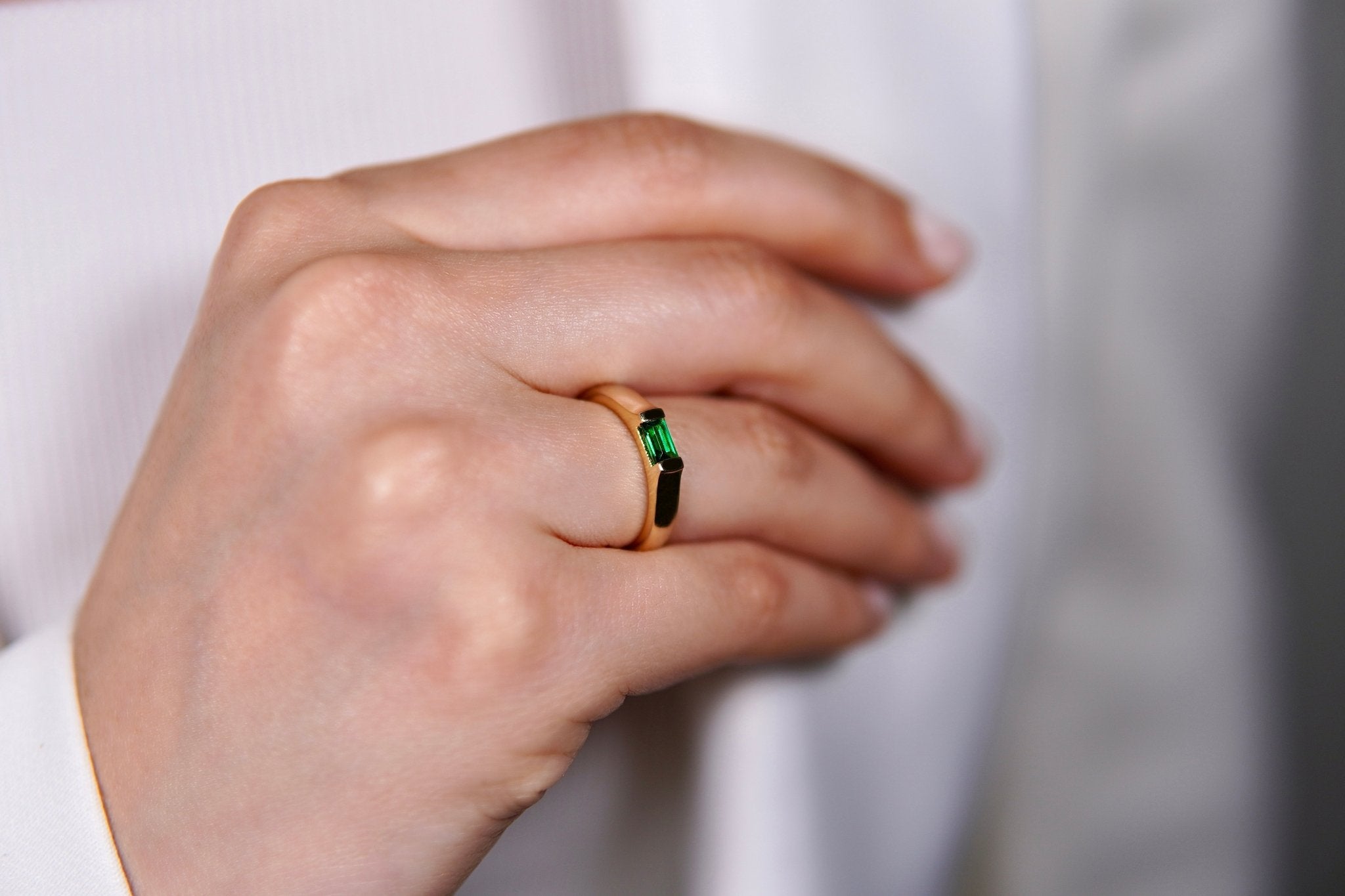 Geometric Gem Ring – Hochwertiger Schmuck: Ring mit Smaragd in 14K Gelbgold von VON RUWEN GmbH