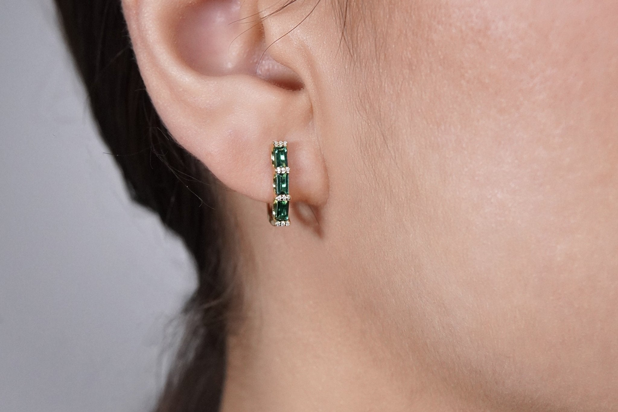 Glamour Loop Ohrringe – Hochwertiger Schmuck: Ohrringe mit Smaragd & Lab Grown Diamant in 14K Gelbgold von VON RUWEN GmbH