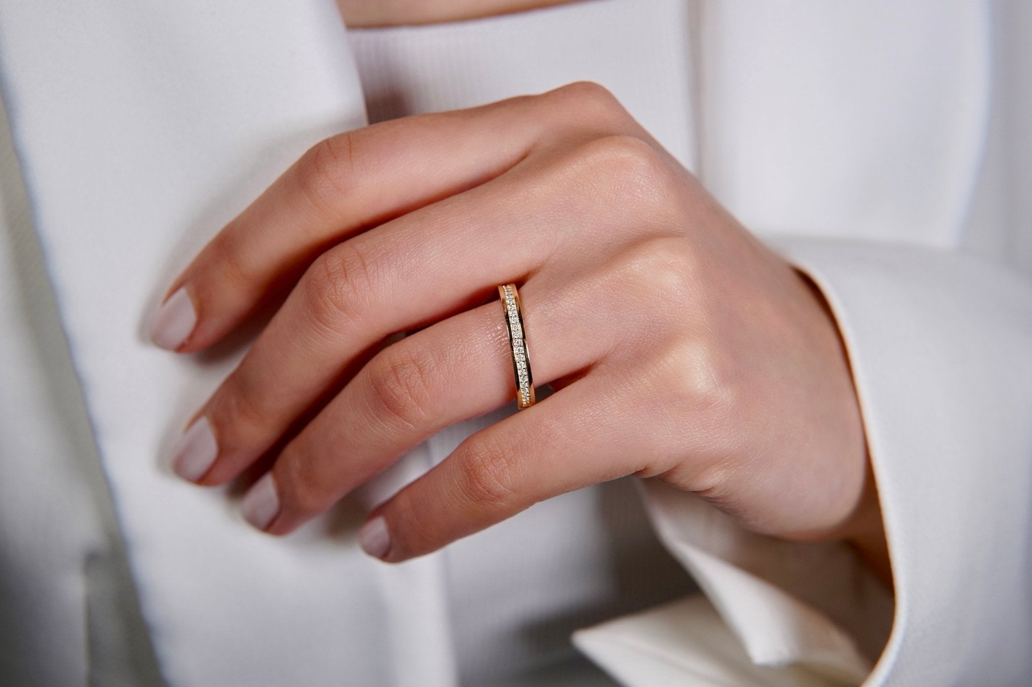 Gleam Horizon Ring – Hochwertiger Schmuck: Ring mit Lab Grown Diamant in 14K Gelbgold von VON RUWEN GmbH