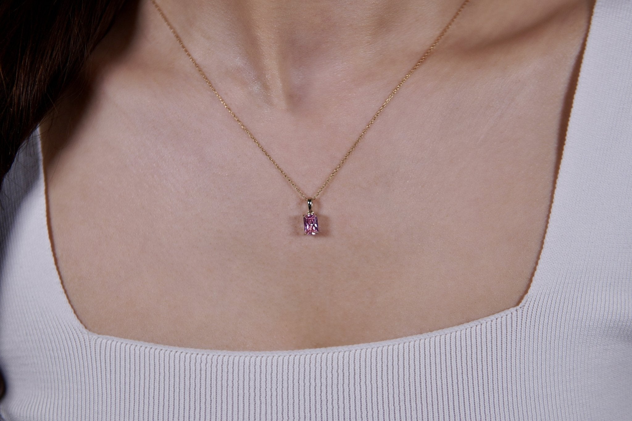 Grandeur Gem Halskette – Hochwertiger Schmuck: Halskette mit Rosa Saphir in 14K Gelbgold von VON RUWEN GmbH