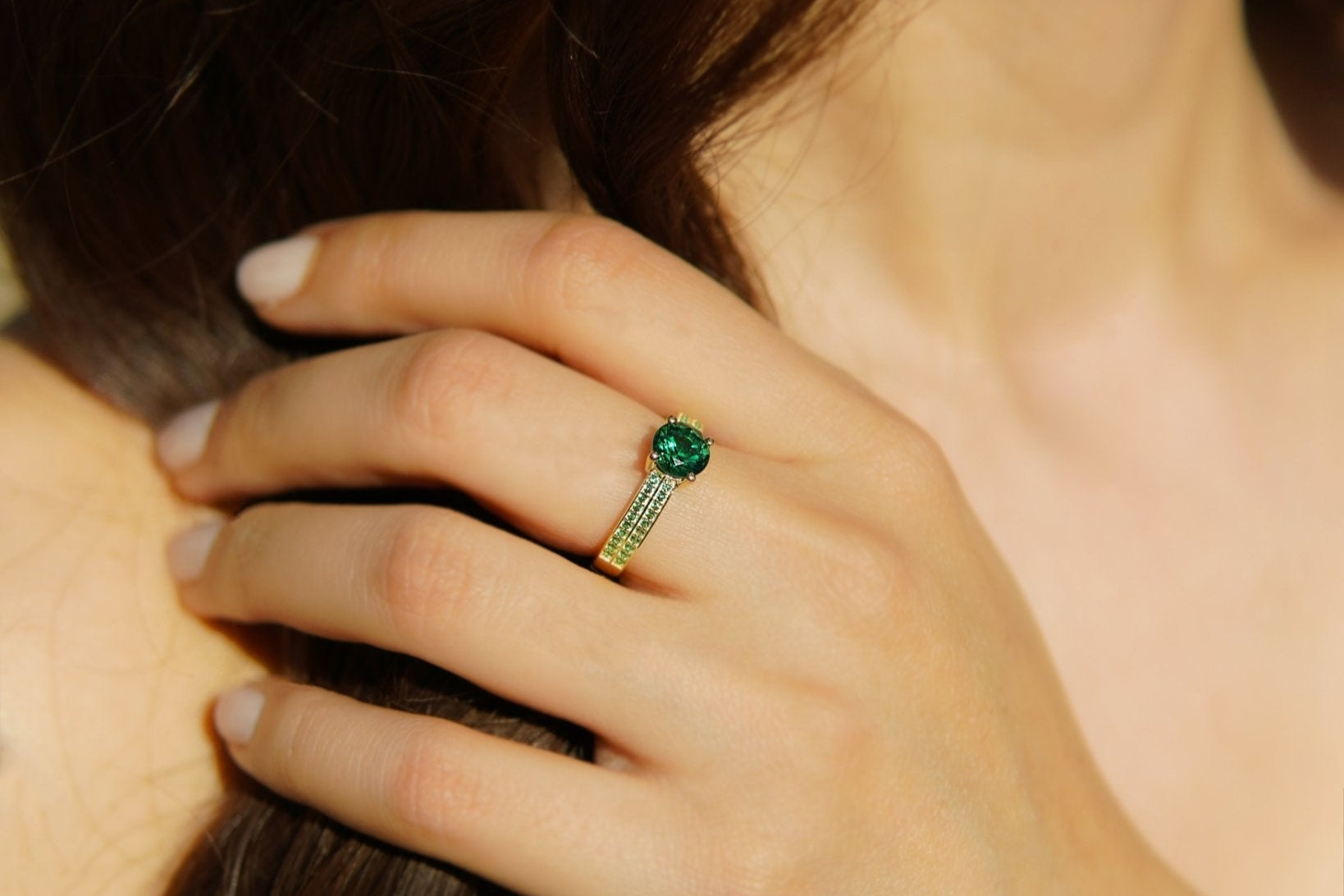 Green Grace Ring – Hochwertiger Schmuck: Ring mit Smaragd in 14K Gelbgold von VON RUWEN GmbH