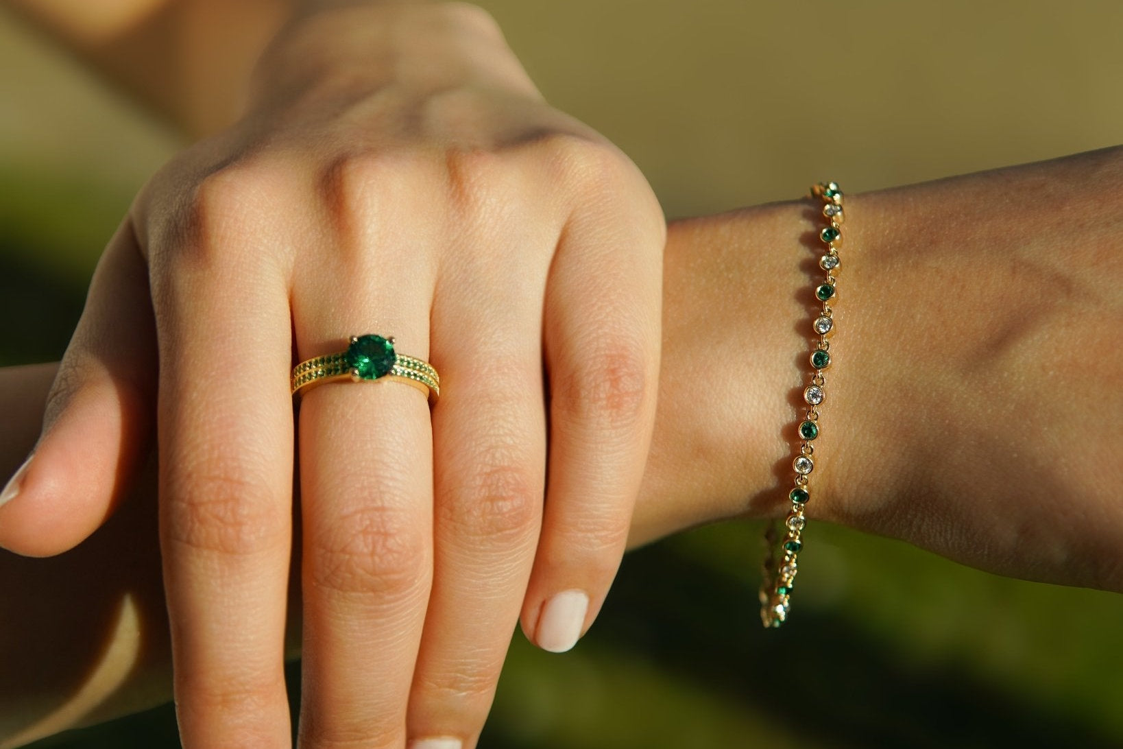 Green Grace Ring – Hochwertiger Schmuck: Ring mit Smaragd in 14K Gelbgold von VON RUWEN GmbH