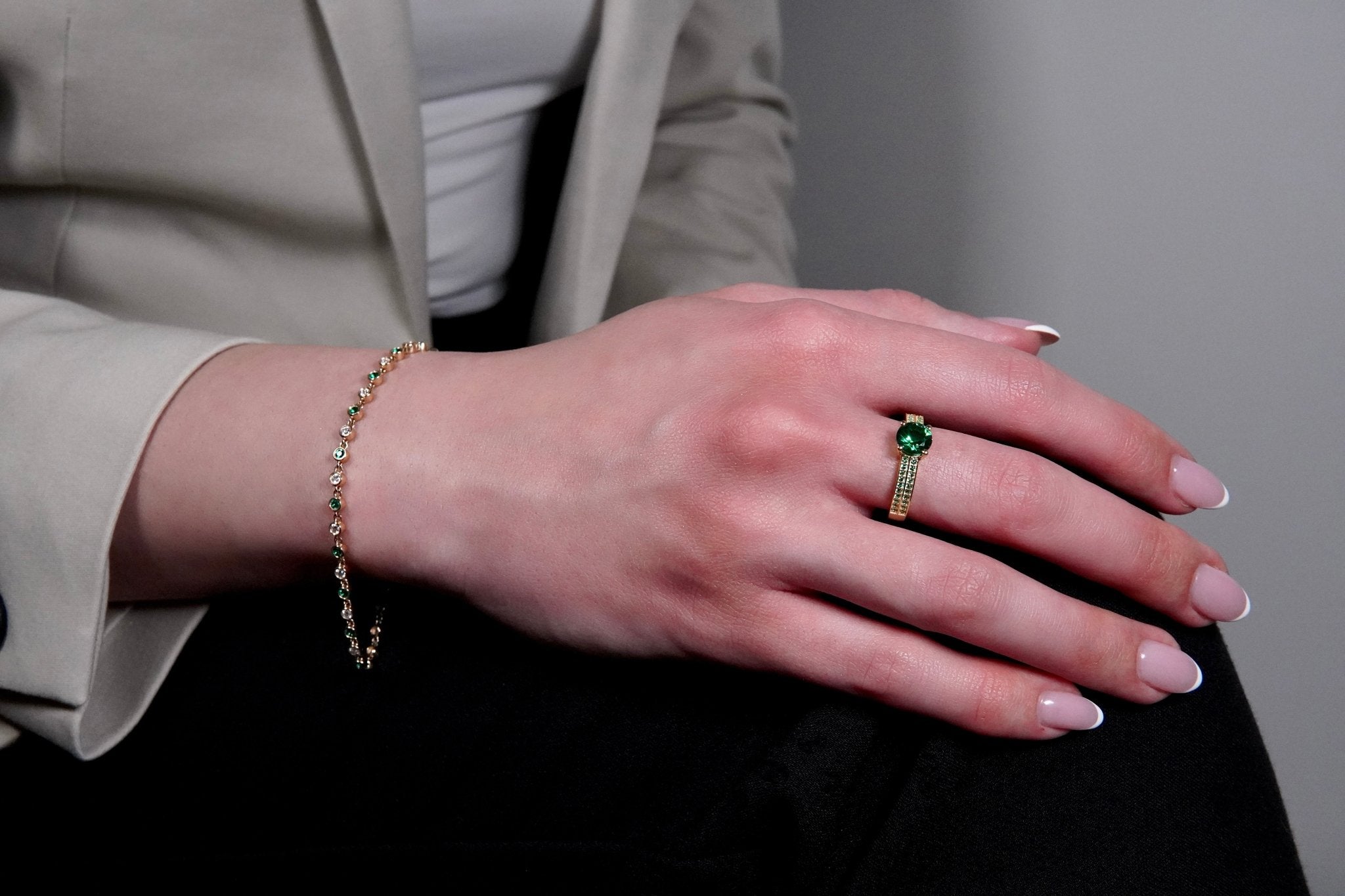 Green Grace Ring – Hochwertiger Schmuck: Ring mit Smaragd in 14K Gelbgold von VON RUWEN GmbH
