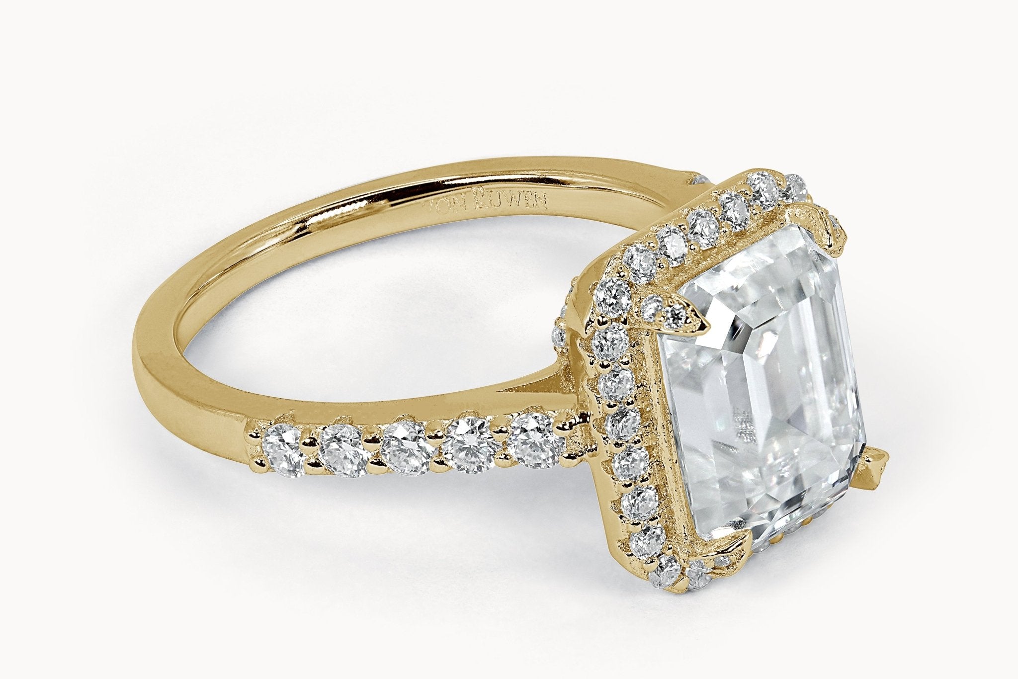 Halo Emerald - Brilliance Ring – Hochwertiger Schmuck: Ring mit Lab Grown Diamant in 18K Gelbgold von VON RUWEN GmbH