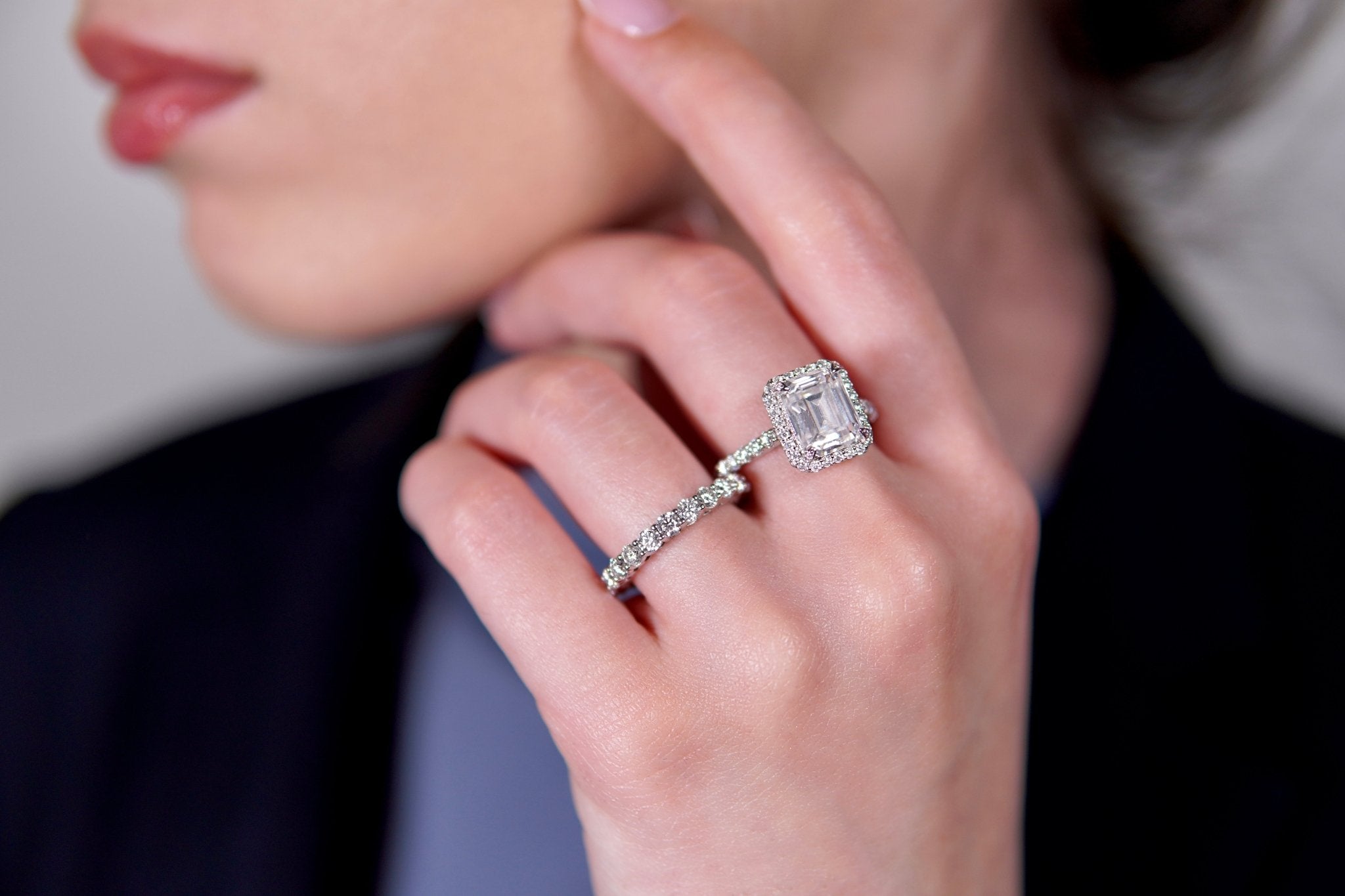 Halo Emerald - Brilliance Ring – Hochwertiger Schmuck: Ring mit Lab Grown Diamant in 18K Gelbgold von VON RUWEN GmbH