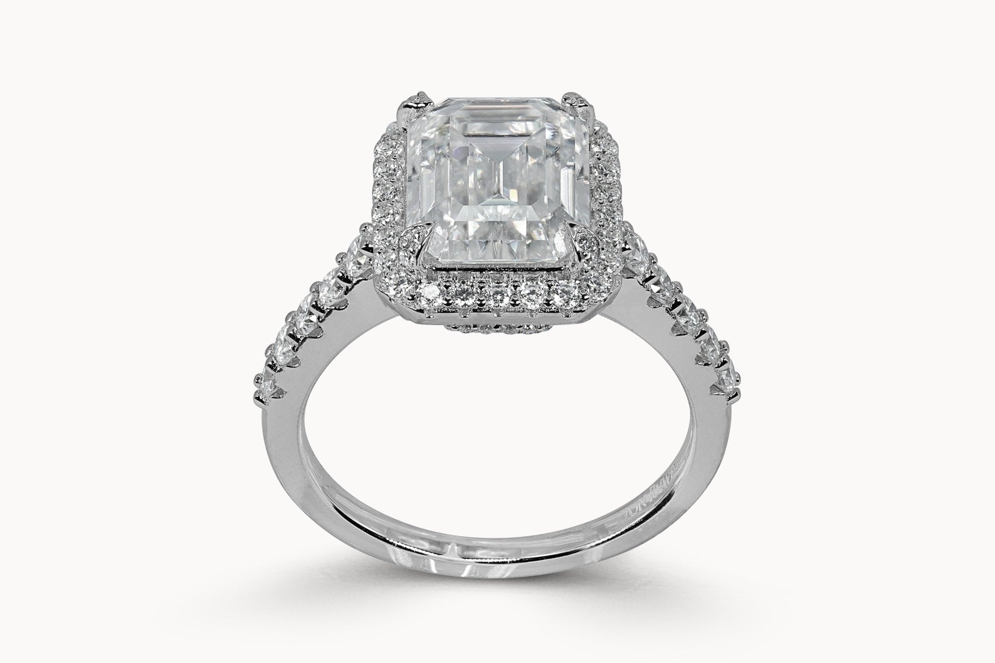 Halo Emerald - Brilliance Ring – Hochwertiger Schmuck: Ring mit Lab Grown Diamant in 18K Gelbgold von VON RUWEN GmbH