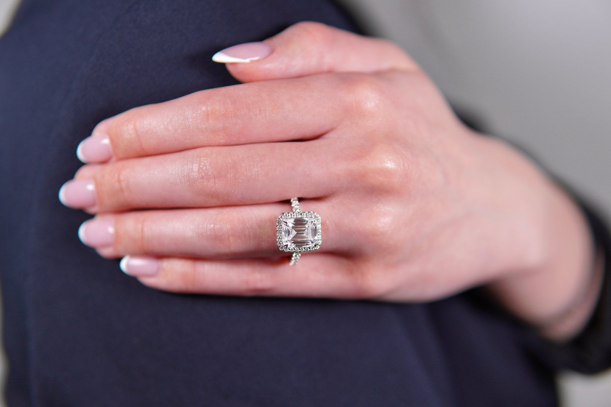 Halo Emerald - Brilliance Ring – Hochwertiger Schmuck: Ring mit Lab Grown Diamant in 18K Gelbgold von VON RUWEN GmbH