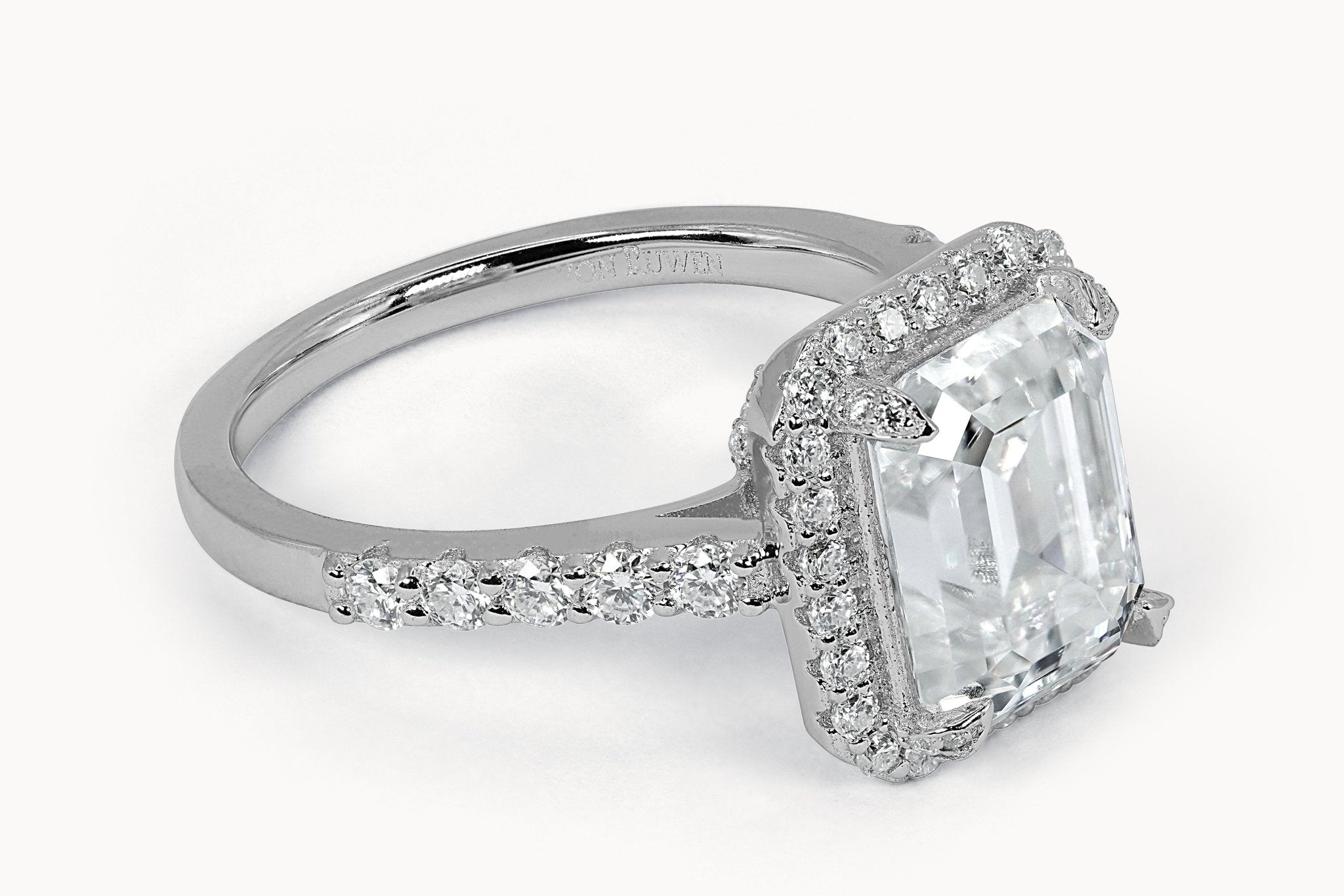 Halo Emerald - Brilliance Ring – Hochwertiger Schmuck: Ring mit Lab Grown Diamant in 18K Gelbgold von VON RUWEN GmbH