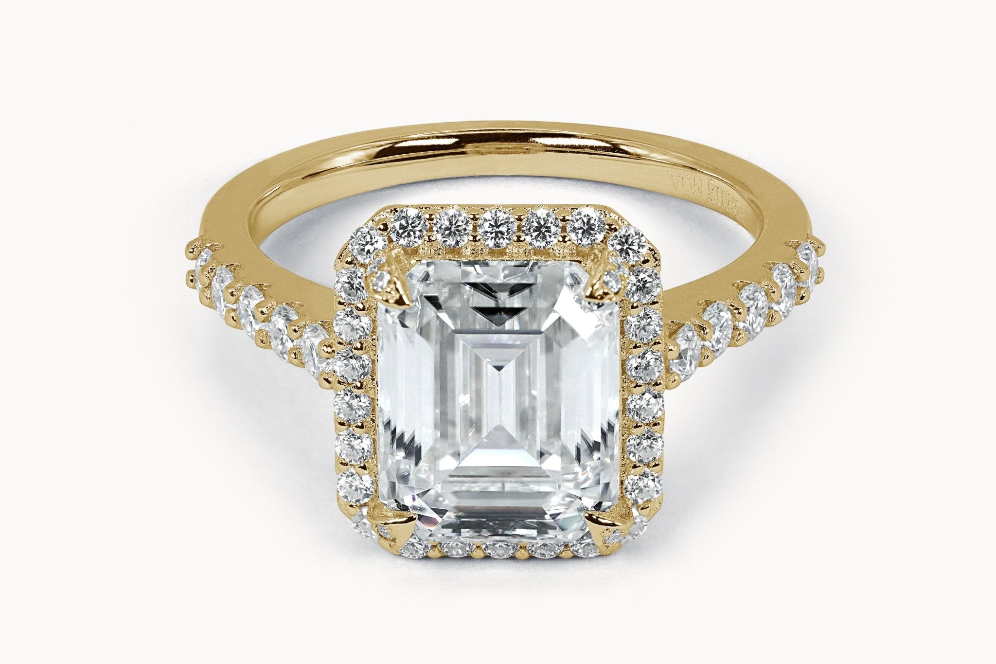 Halo Emerald - Brilliance Ring – Hochwertiger Schmuck: Ring mit Lab Grown Diamant in 18K Gelbgold von VON RUWEN GmbH