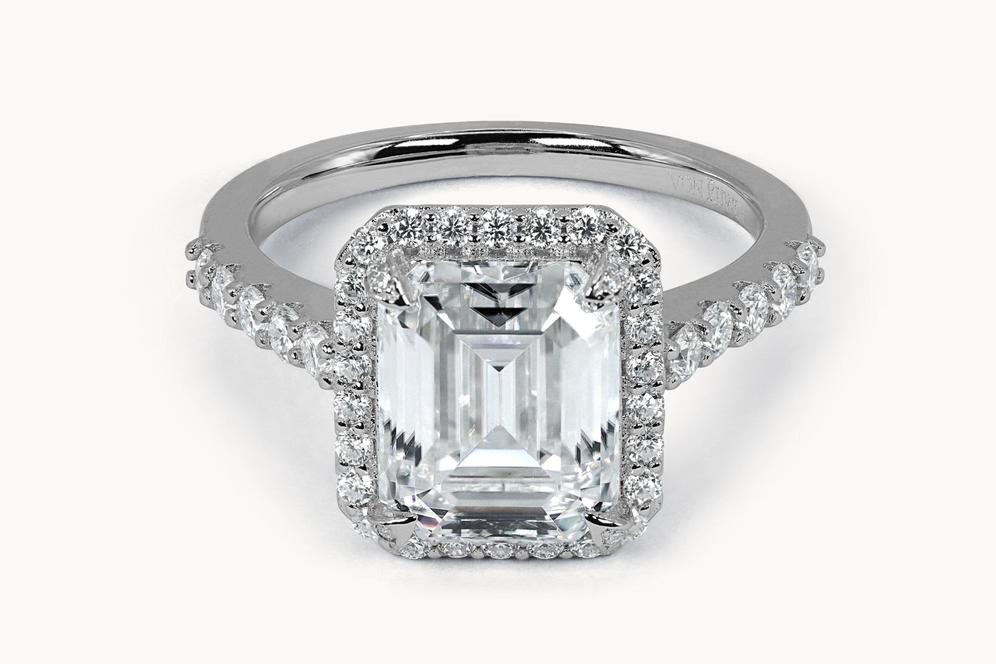 Halo Emerald - Brilliance Ring – Hochwertiger Schmuck: Ring mit Lab Grown Diamant in 18K Gelbgold von VON RUWEN GmbH