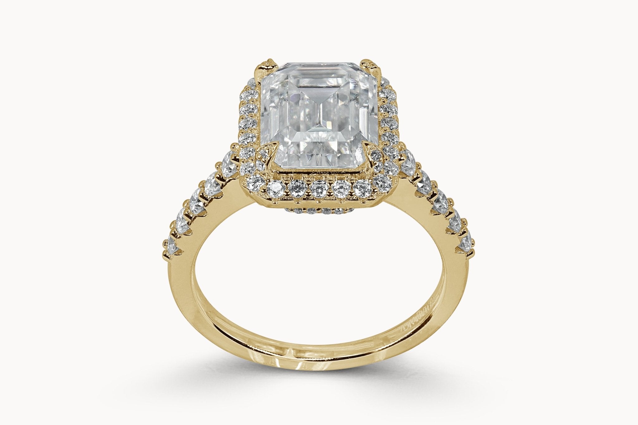 Halo Emerald - Brilliance Ring – Hochwertiger Schmuck: Ring mit Lab Grown Diamant in 18K Gelbgold von VON RUWEN GmbH