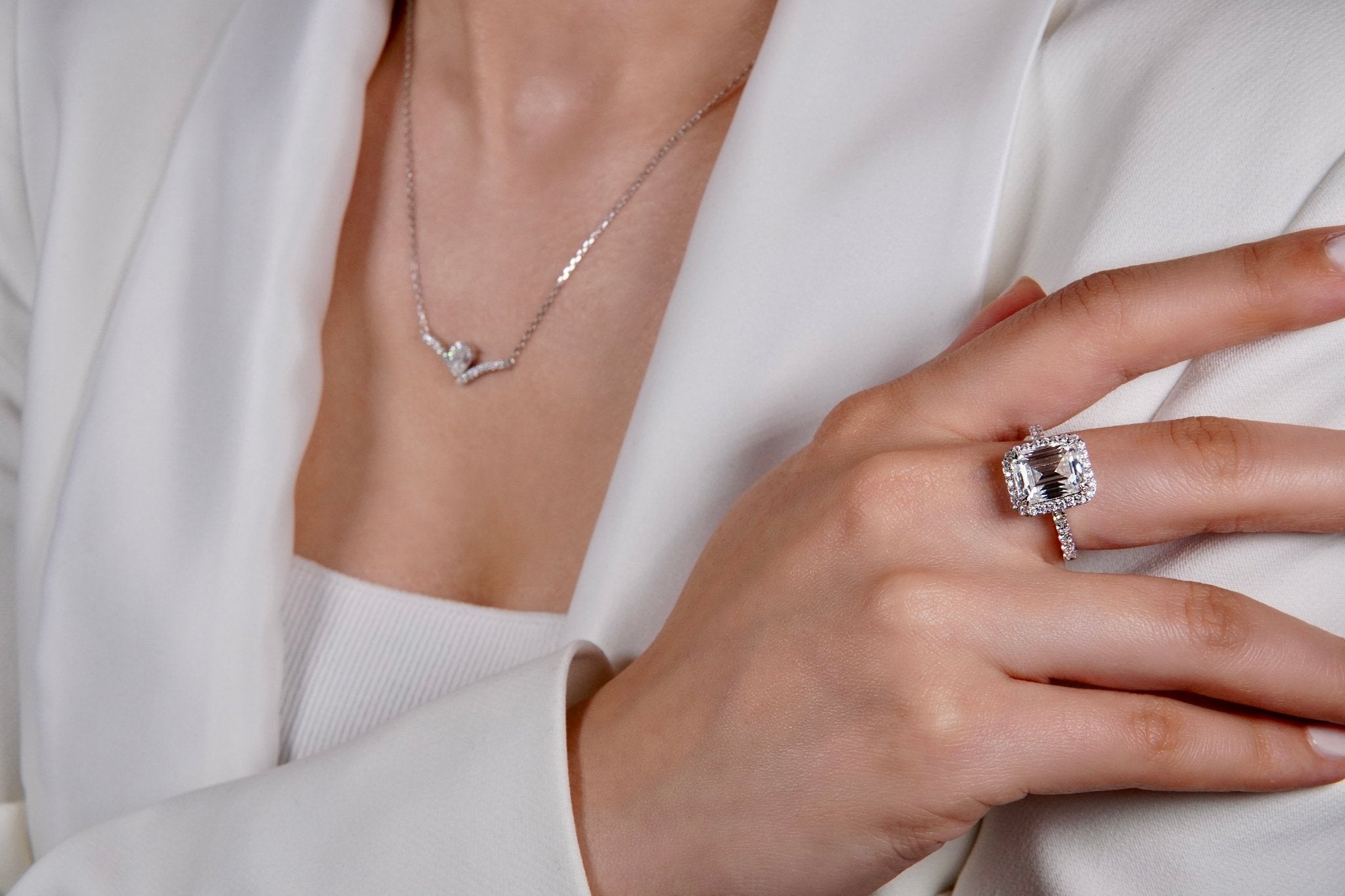 Halo Emerald - Brilliance Ring – Hochwertiger Schmuck: Ring mit Lab Grown Diamant in 18K Gelbgold von VON RUWEN GmbH