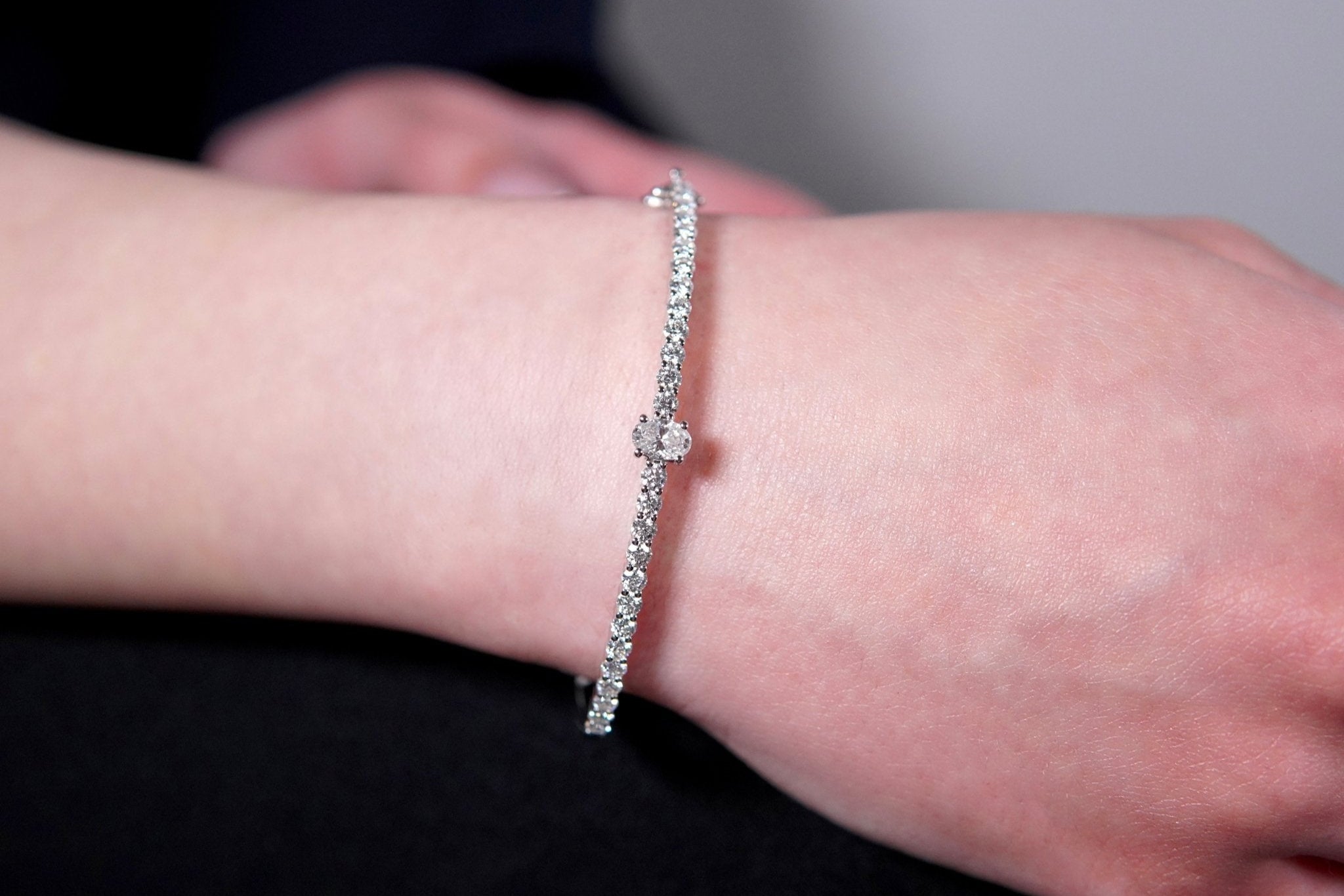 Infinity Shimmer Armreif – Hochwertiger Schmuck: Armreif mit Lab Grown Diamant in 14K Gelbgold von VON RUWEN GmbH