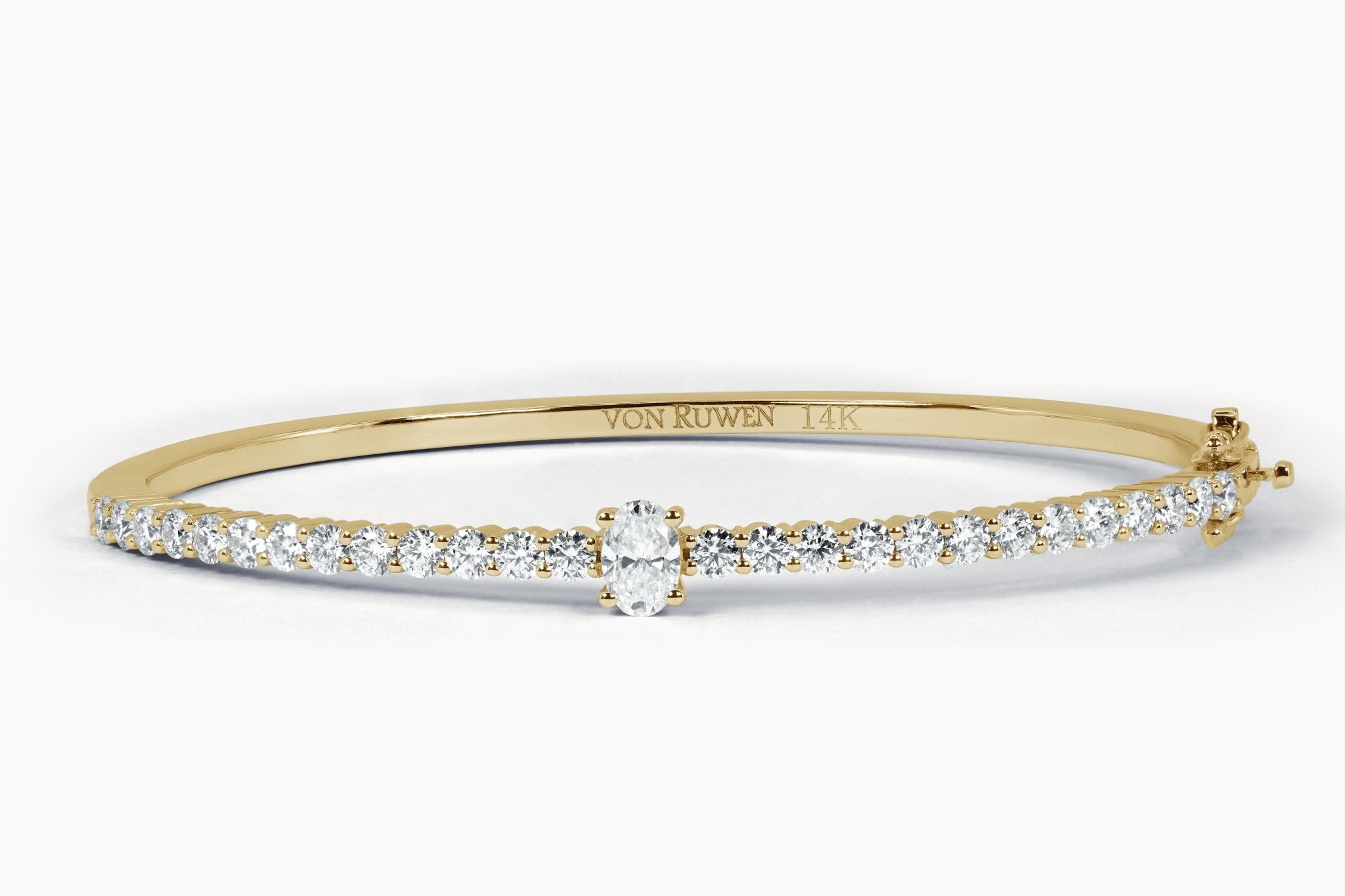 Infinity Shimmer Armreif – Hochwertiger Schmuck: Armreif mit Lab Grown Diamant in 14K Gelbgold von VON RUWEN GmbH