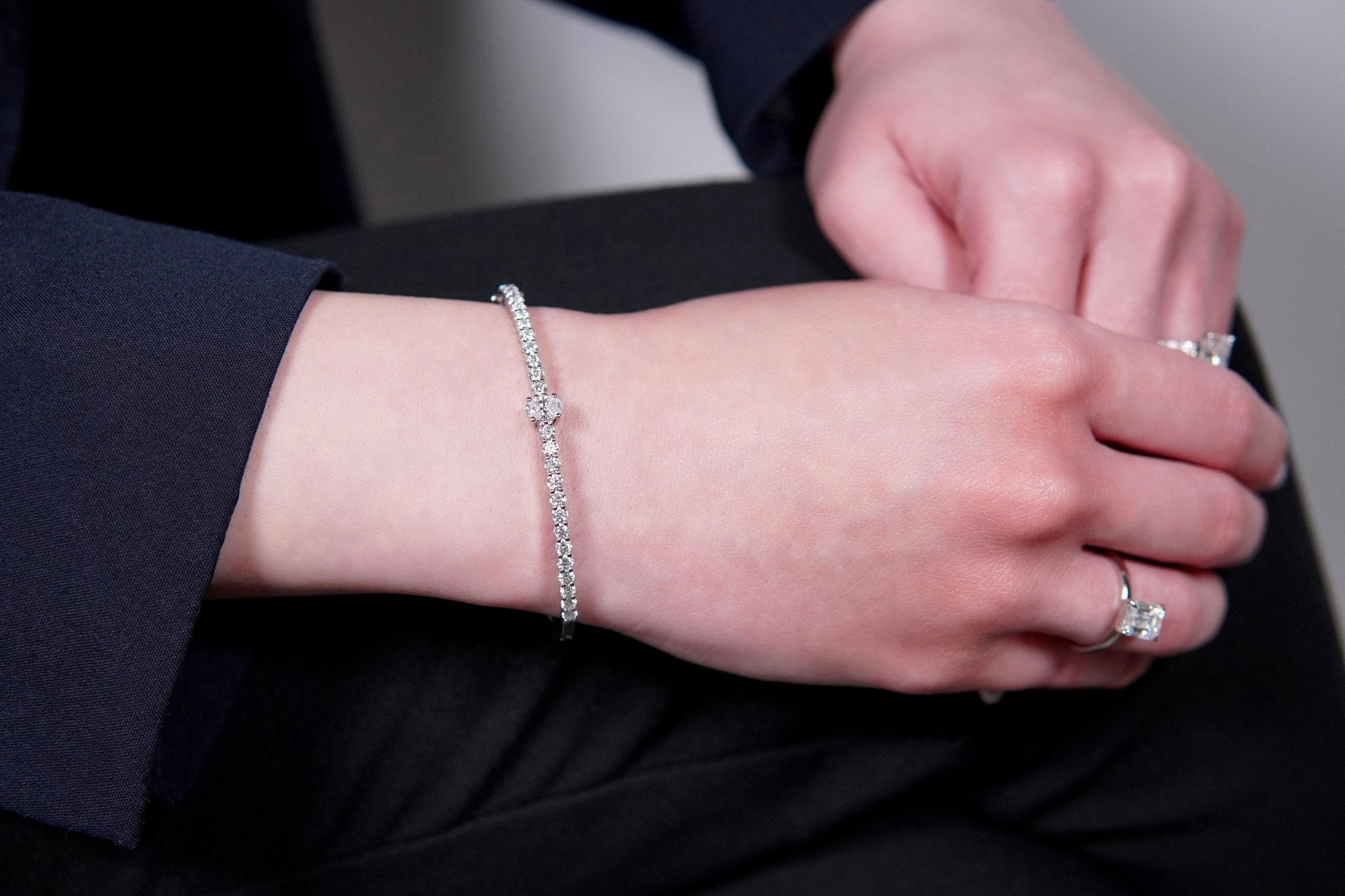 Infinity Shimmer Armreif – Hochwertiger Schmuck: Armreif mit Lab Grown Diamant in 14K Gelbgold von VON RUWEN GmbH