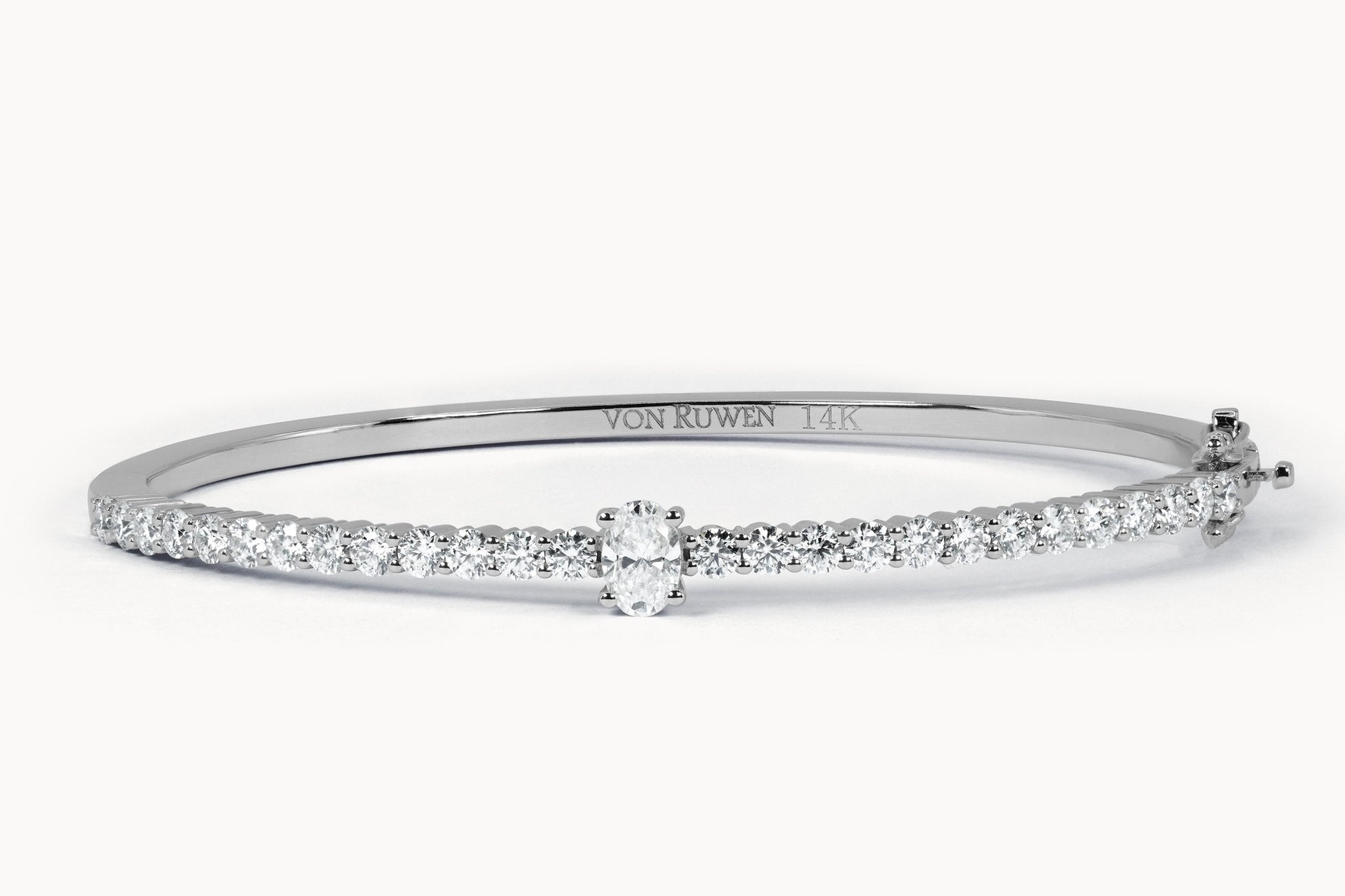 Infinity Shimmer Armreif – Hochwertiger Schmuck: Armreif mit Lab Grown Diamant in 14K Gelbgold von VON RUWEN GmbH
