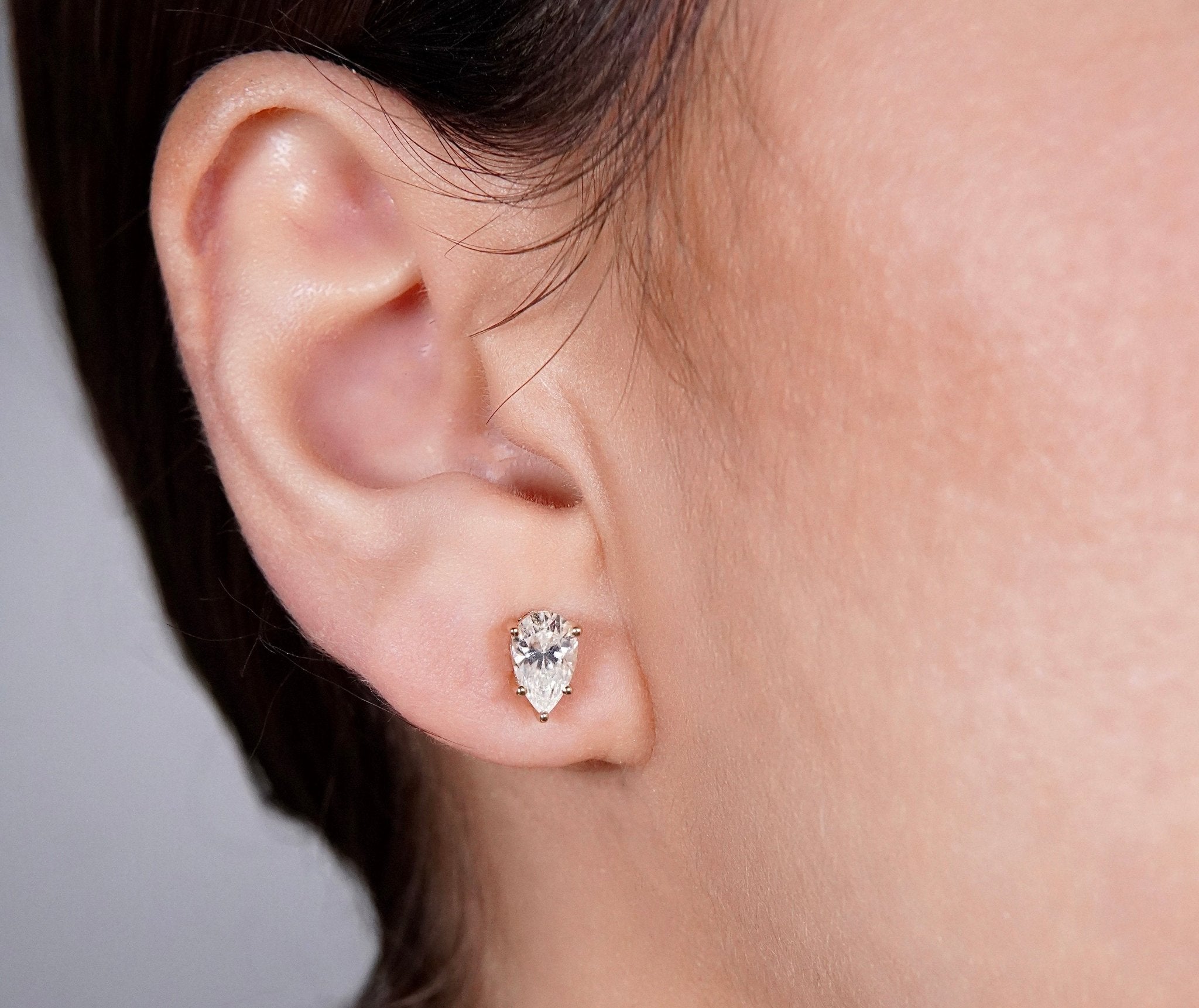 Elegante Ohrstecker aus Gelbgold mit Labordiamant in Tropfenform (Pear Cut) – Nachhaltiger Schmuck von VON RUWEN